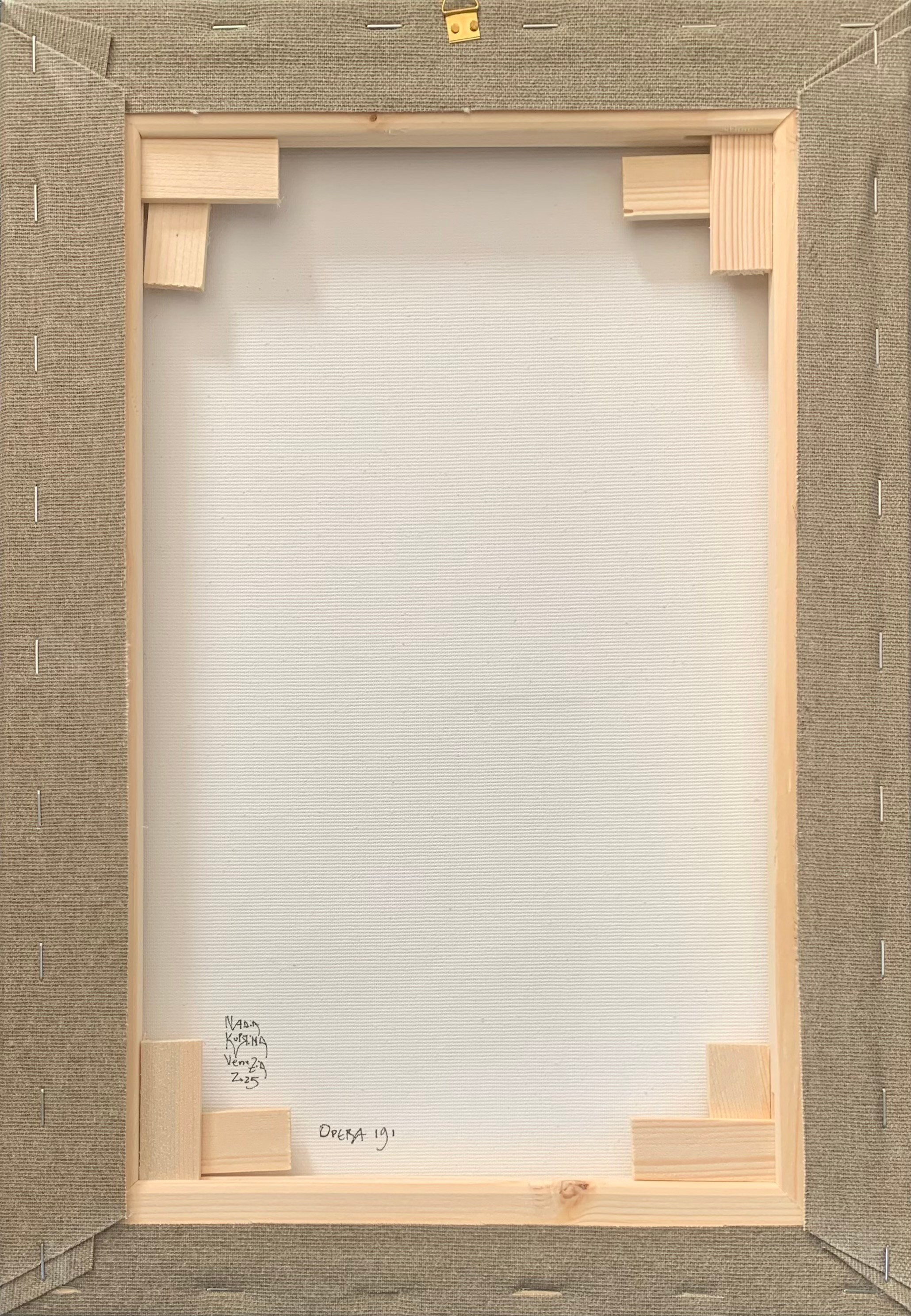 La serie Panem Quotidianum di Nadia Kuprina si sviluppa come operazione di riattivazione archivistica: un registro contabile del 1918–1930, proveniente da un’azienda vinicola piemontese, diventa matrice concettuale e supporto materiale. Il numero di pagina determina il titolo dell’opera, mentre l’intervento manuale in linoleografia introduce piatti e posate stampati uno a uno dall’artista. Il lavoro indaga il pasto condiviso come dispositivo simbolico e sociale, interrogando la relazione tra economia e sacralità, tra consumo e gratitudine, tra ricchezza spirituale e povertà. La tradizione gastronomica italiana si trasforma così in campo semantico e rituale.