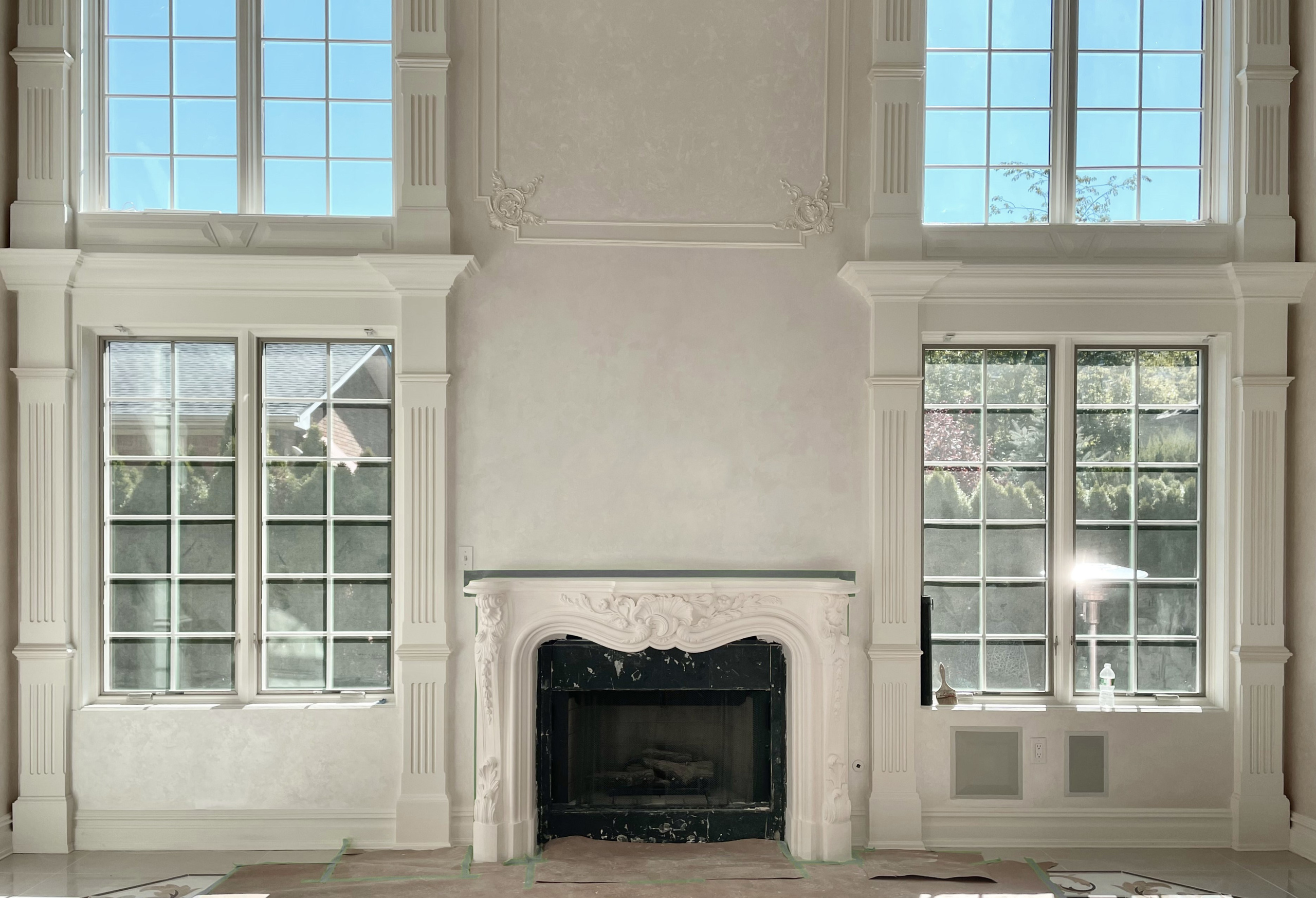 Room. Plaster molding