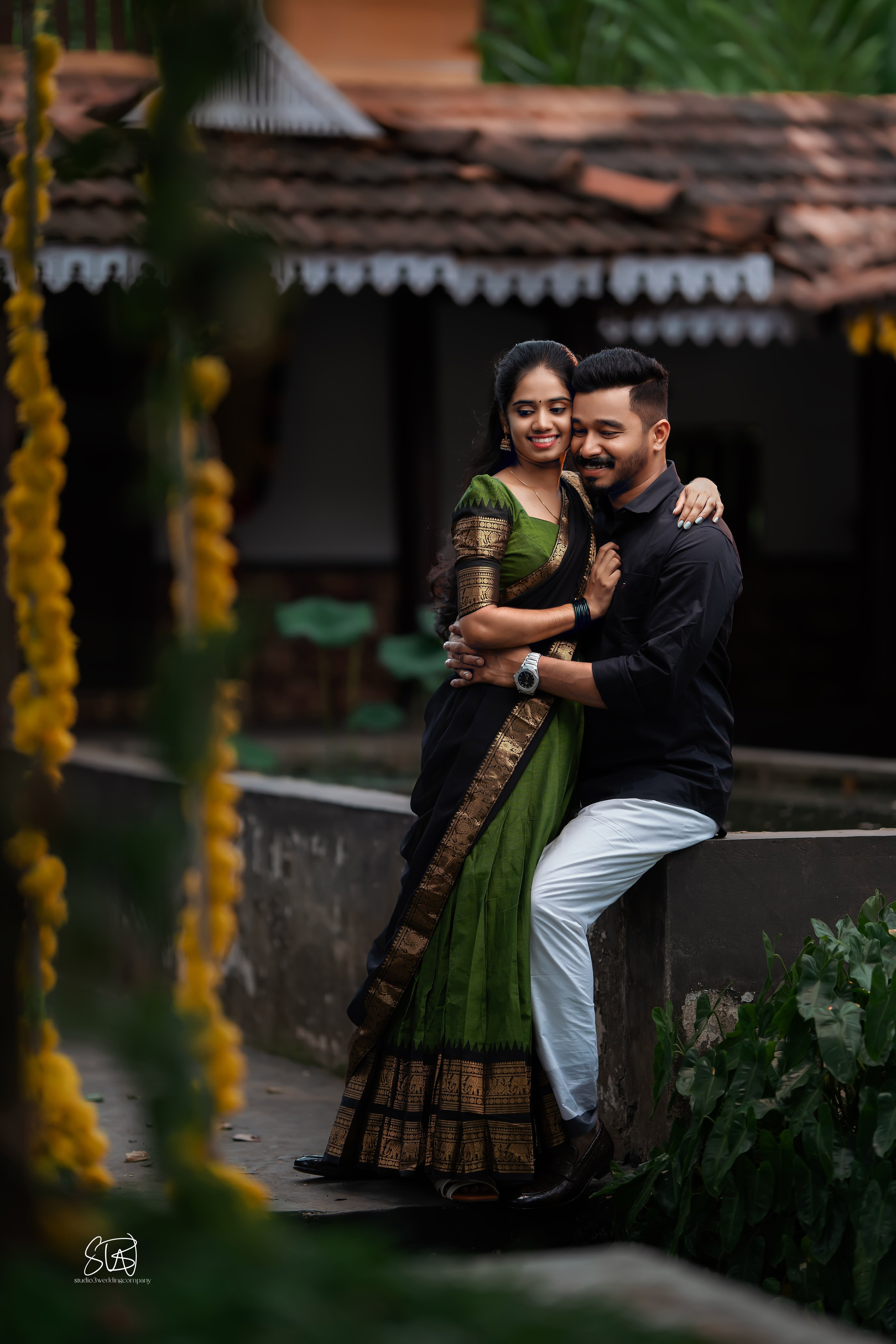In the heart of Thrissur, amidst the vibrant traditions of Kerala, unfolds the love story of Ajesh and Athira. Athira looks beautiful in a green dhavani, while Ajesh exudes elegance in a black shirt and mundu. In the courtyard of a traditional heritage home, the presence of swans, flowers reminiscent of Onam, the rhythmic beats of the chenda, and the melodious tune of the gramophone all blended together like a lullaby. The nearby lotus pond stood as a witness to their love.