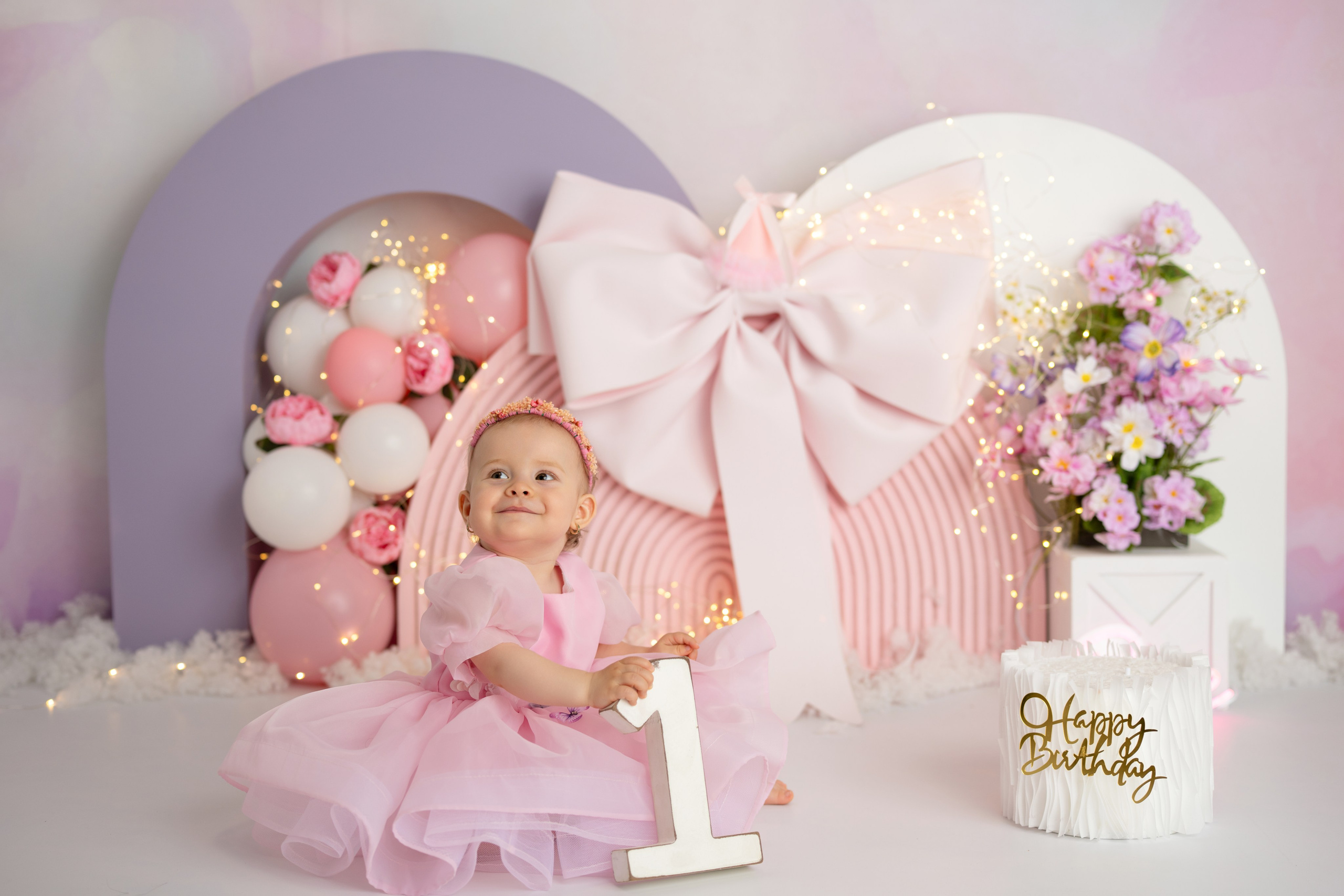 Smash the cake. Photographer Claudia Jidovineantu