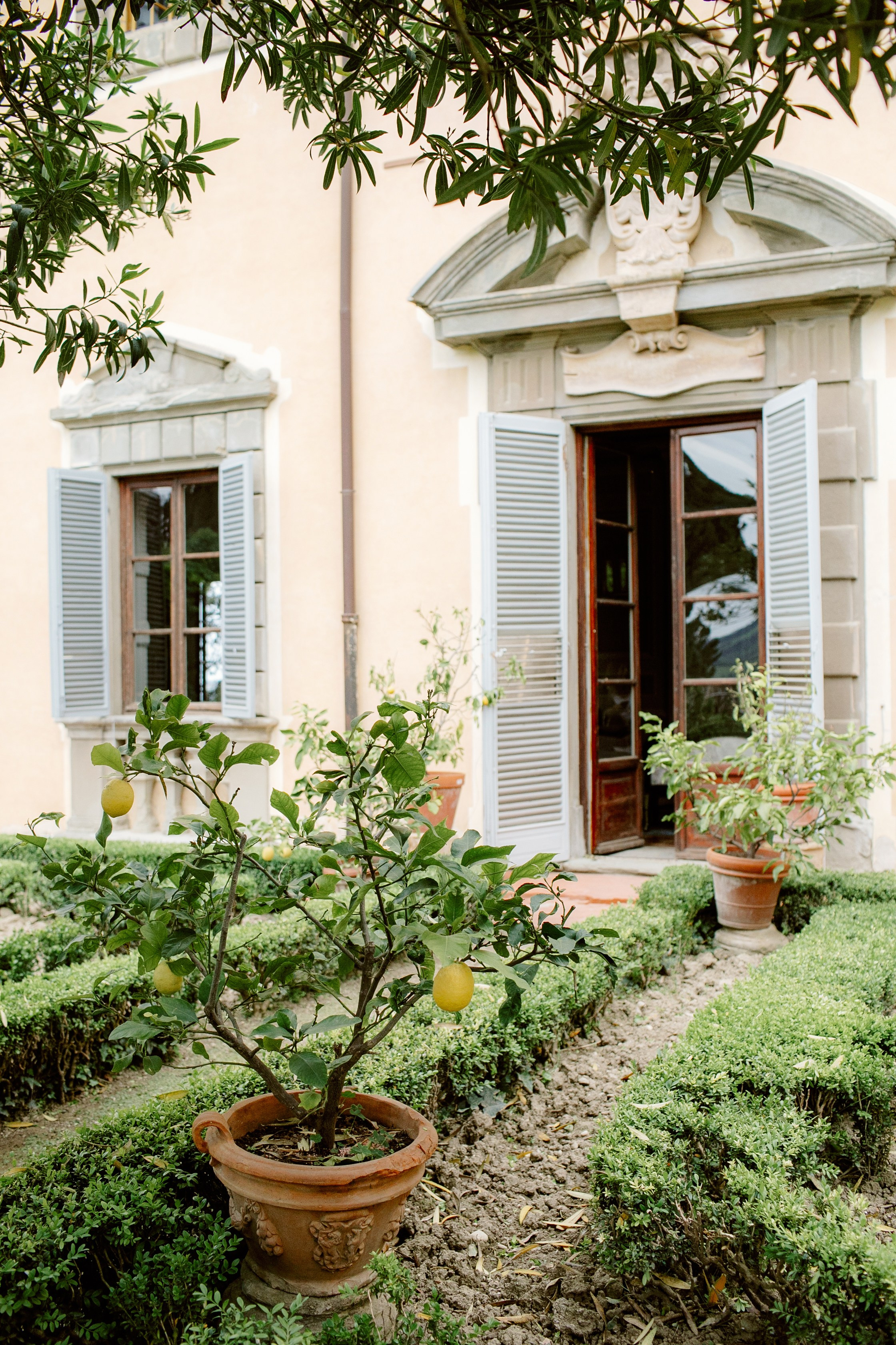 Tuscany Castello di Montegufoni wedding. Iurkovski PHOTOGRAPHY in Europe. Luxury destination weddings and events