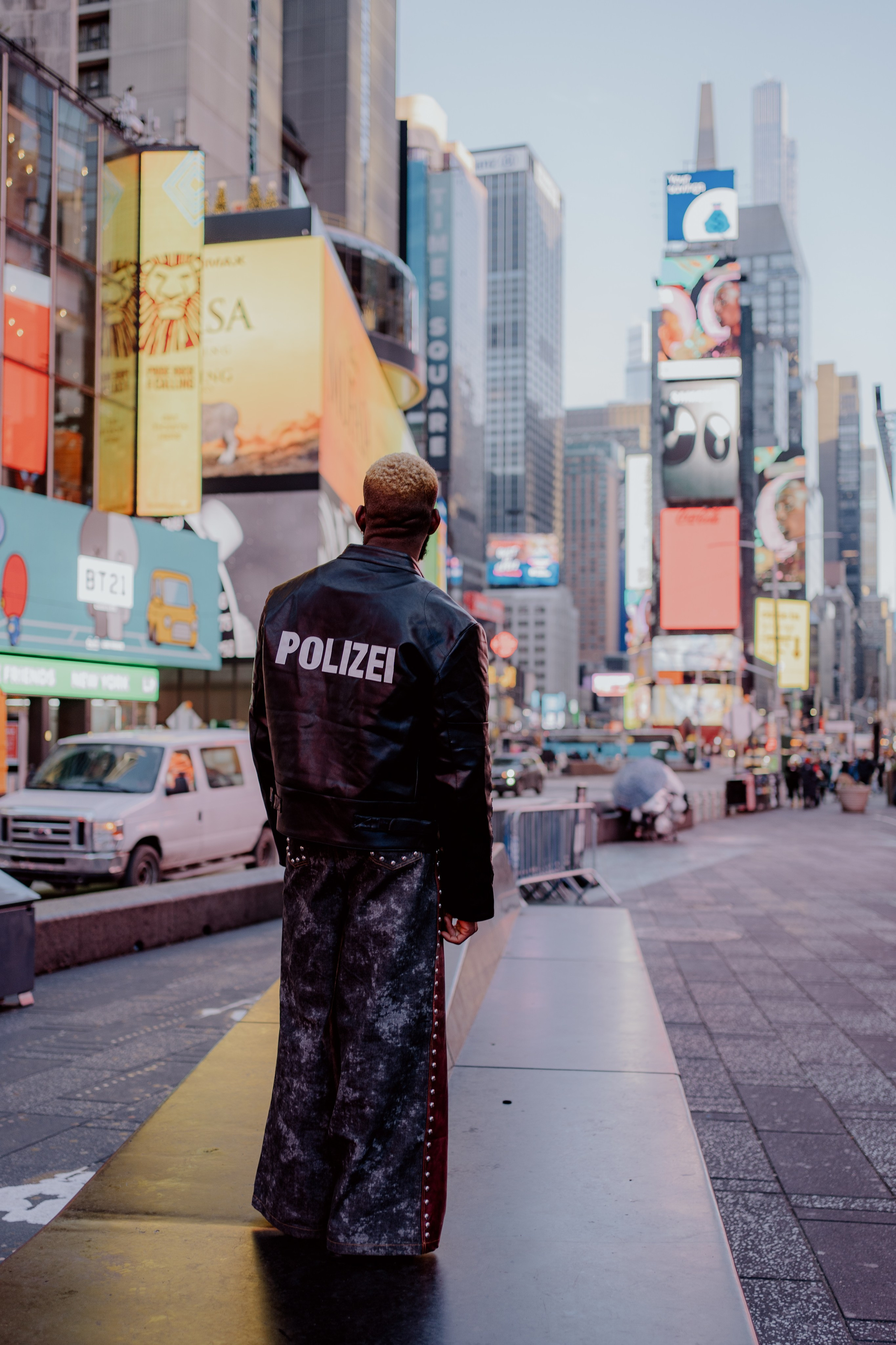 Times Square & 5th Avenue Photo Sessions NYC | Perfect Location Guide 2025. Videographer and photographer in New York // MAKAROV.VIDEO