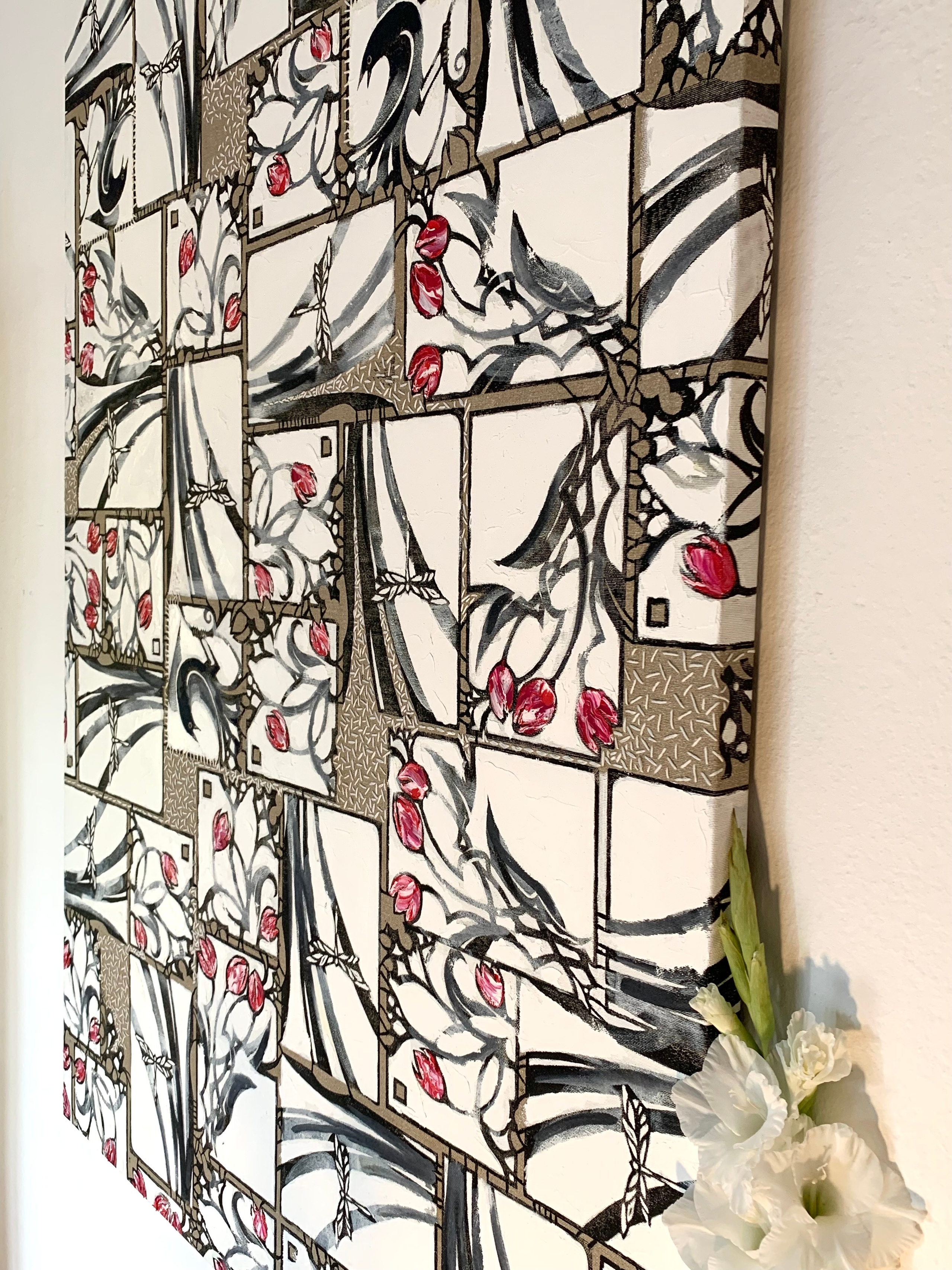 “Merli e Tulipani”, tecnica mista su tela, pattern modulare floreale, dialogo tra segno grafico, ricamo e olio bianco materico applicato a spatola, contrasto tra merli neri e tulipani rossastri, equilibrio tra leggerezza visiva e presenza pittorica.