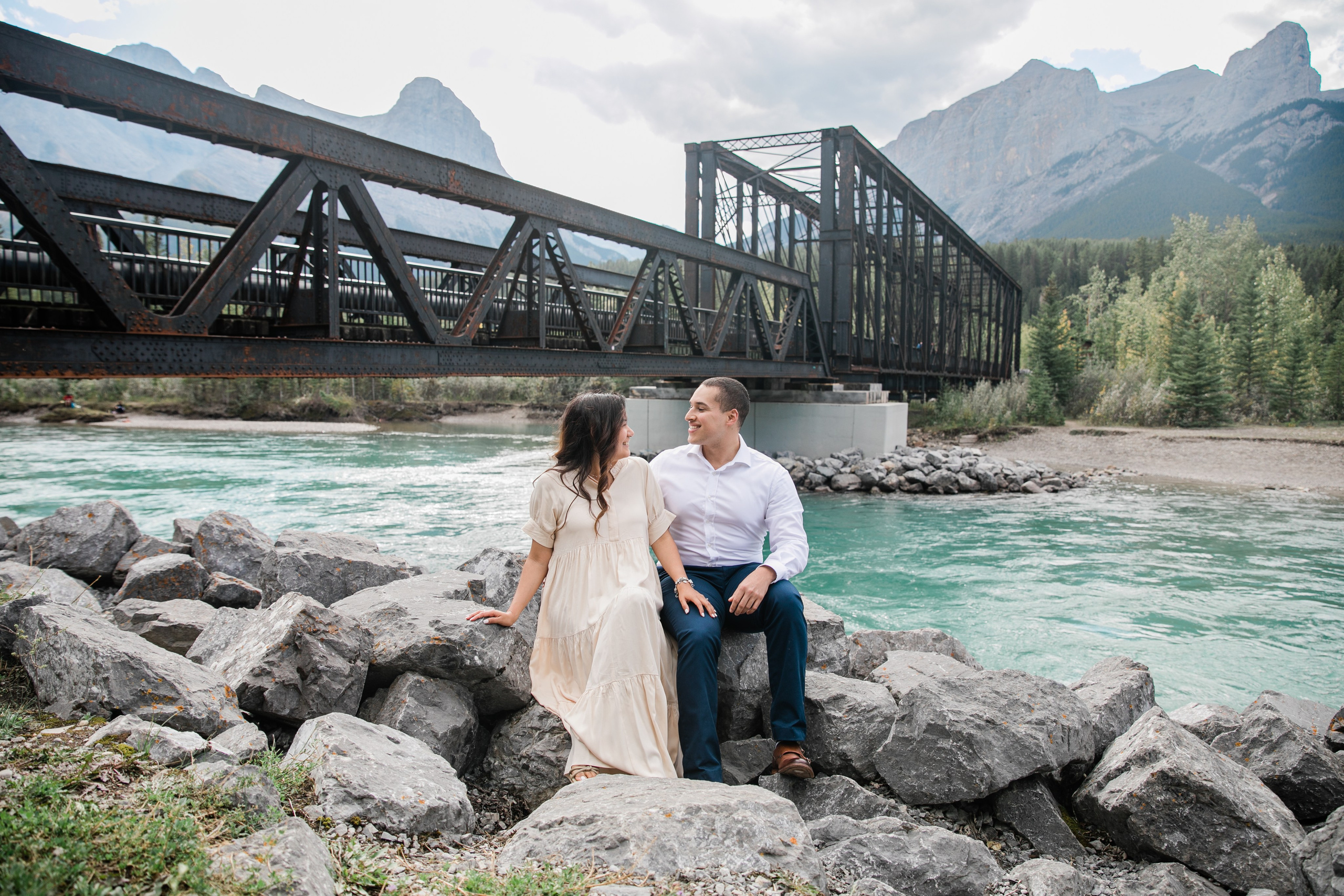 Pierina & Thomas — Canmore Engagement. Fotografía accesible en Calgary