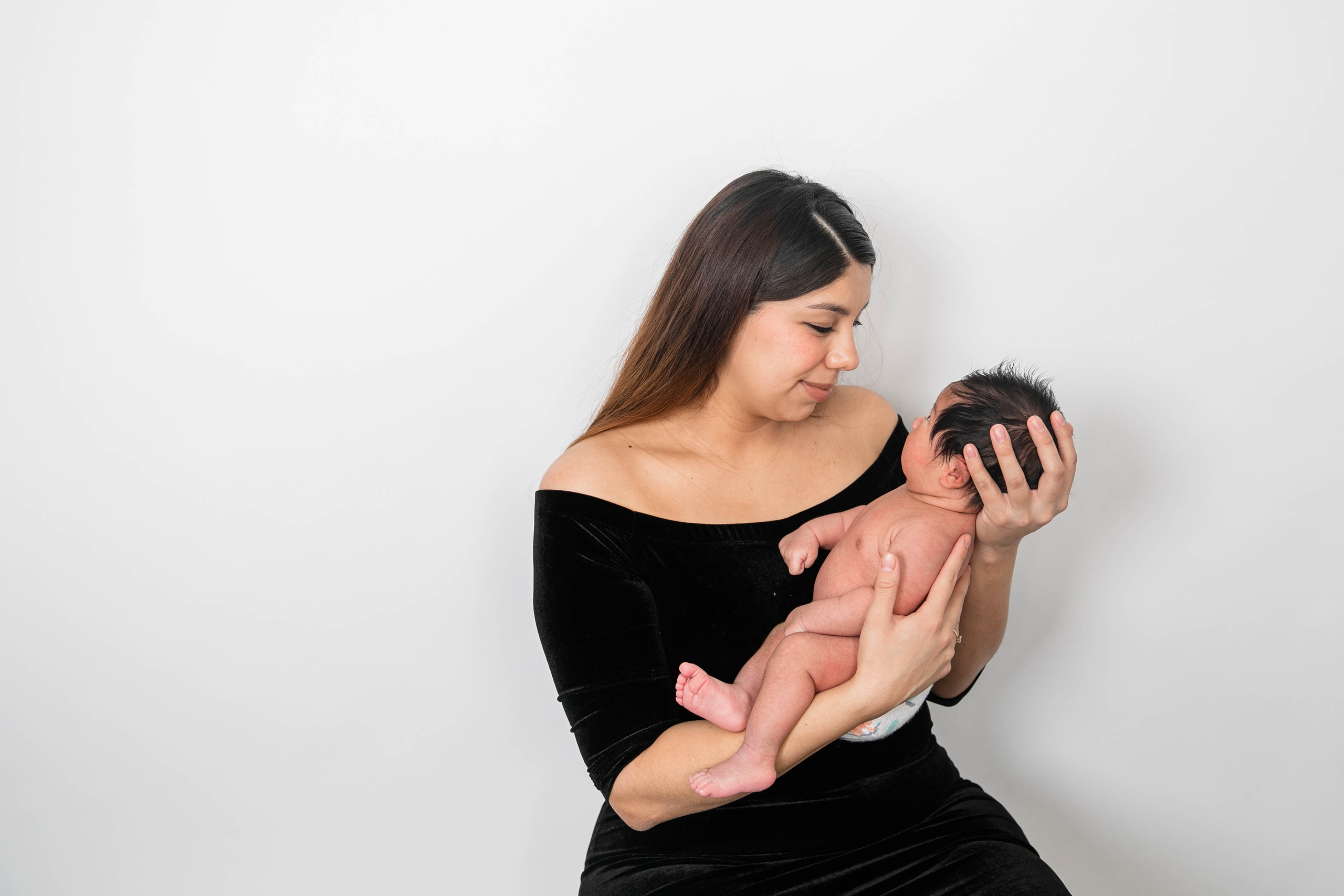 Maternity Photos — Isabel — Harold — Studio Photos. Fotografía accesible en Calgary
