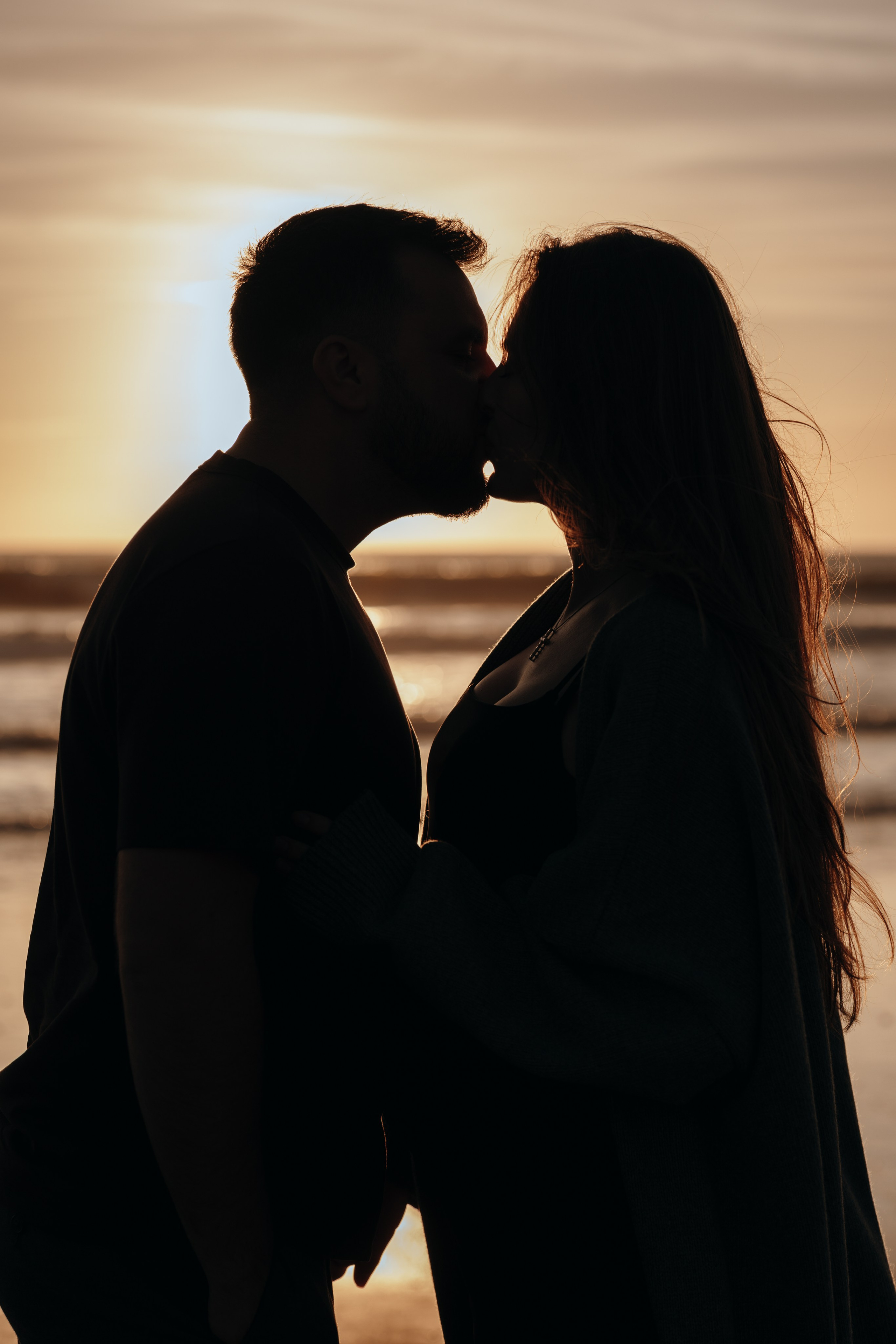Sunset maternity photoshoot. Annah Louwagie — Lifestyle photographer for couples, families & brands | France & worldwide