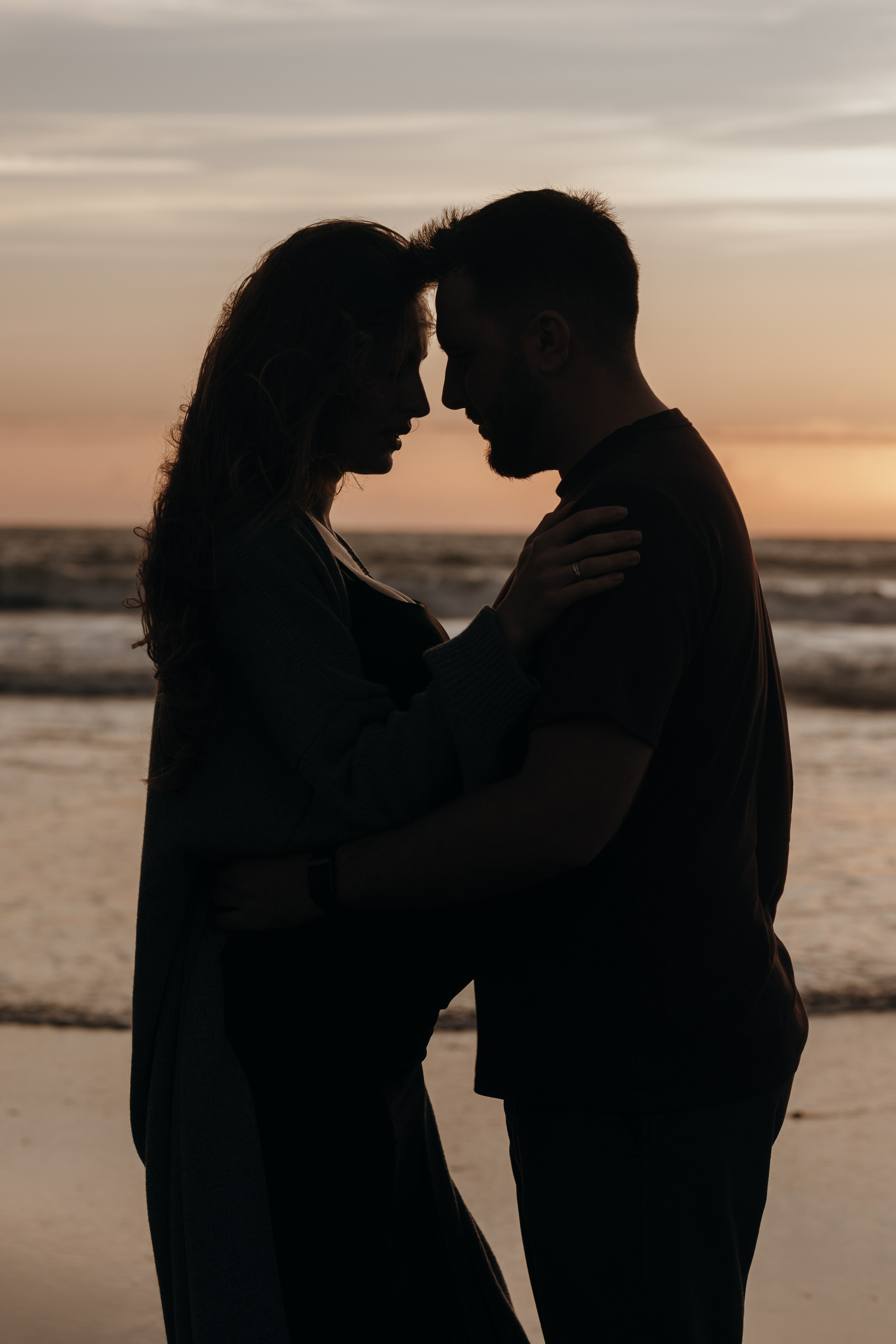 Sunset maternity photoshoot. Annah Louwagie — Lifestyle photographer for couples, families & brands | France & worldwide