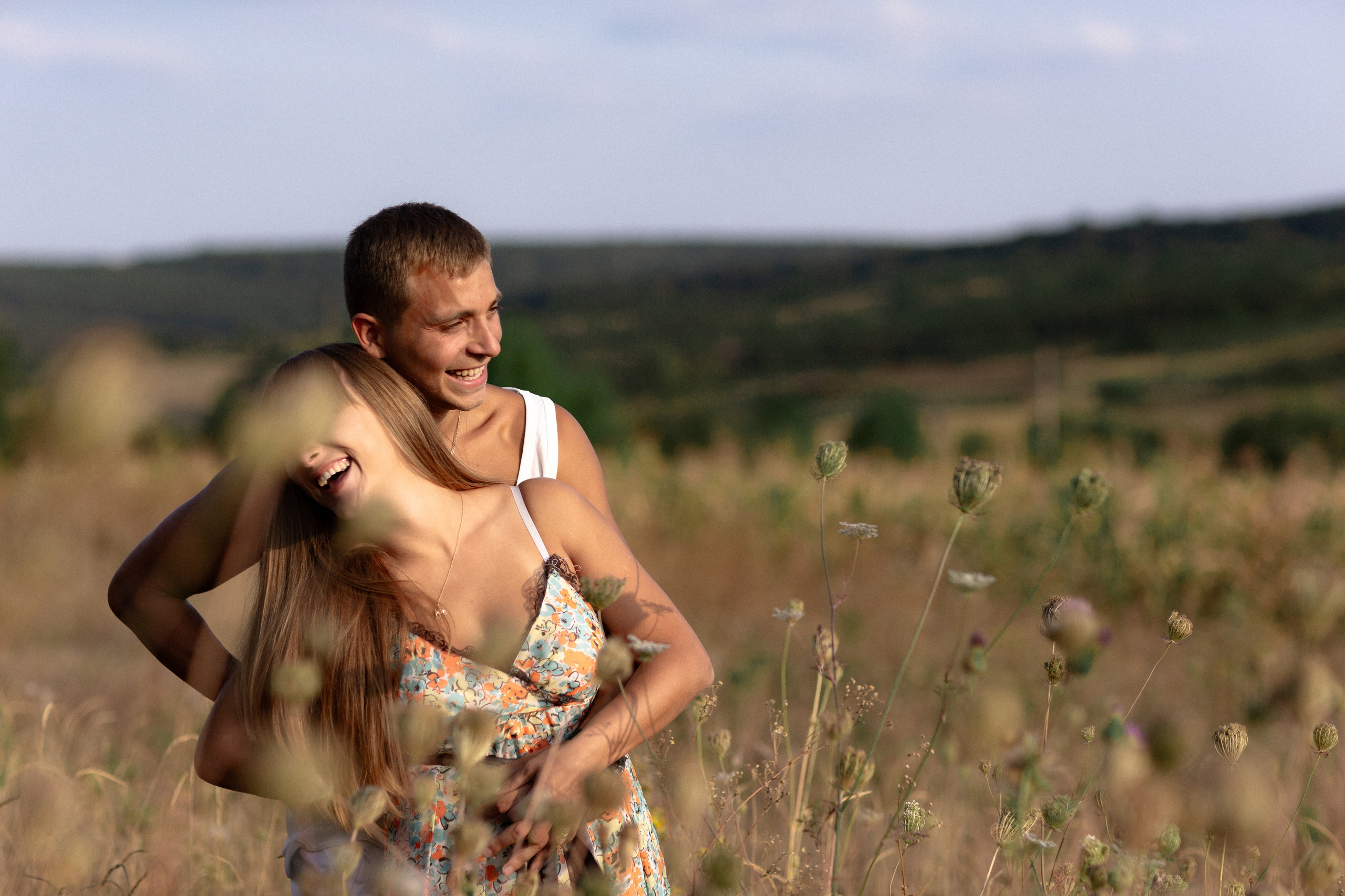 влюбленная парочка в поле обнял ее нежно смех прогулка счастье покажи самые красивые фотки