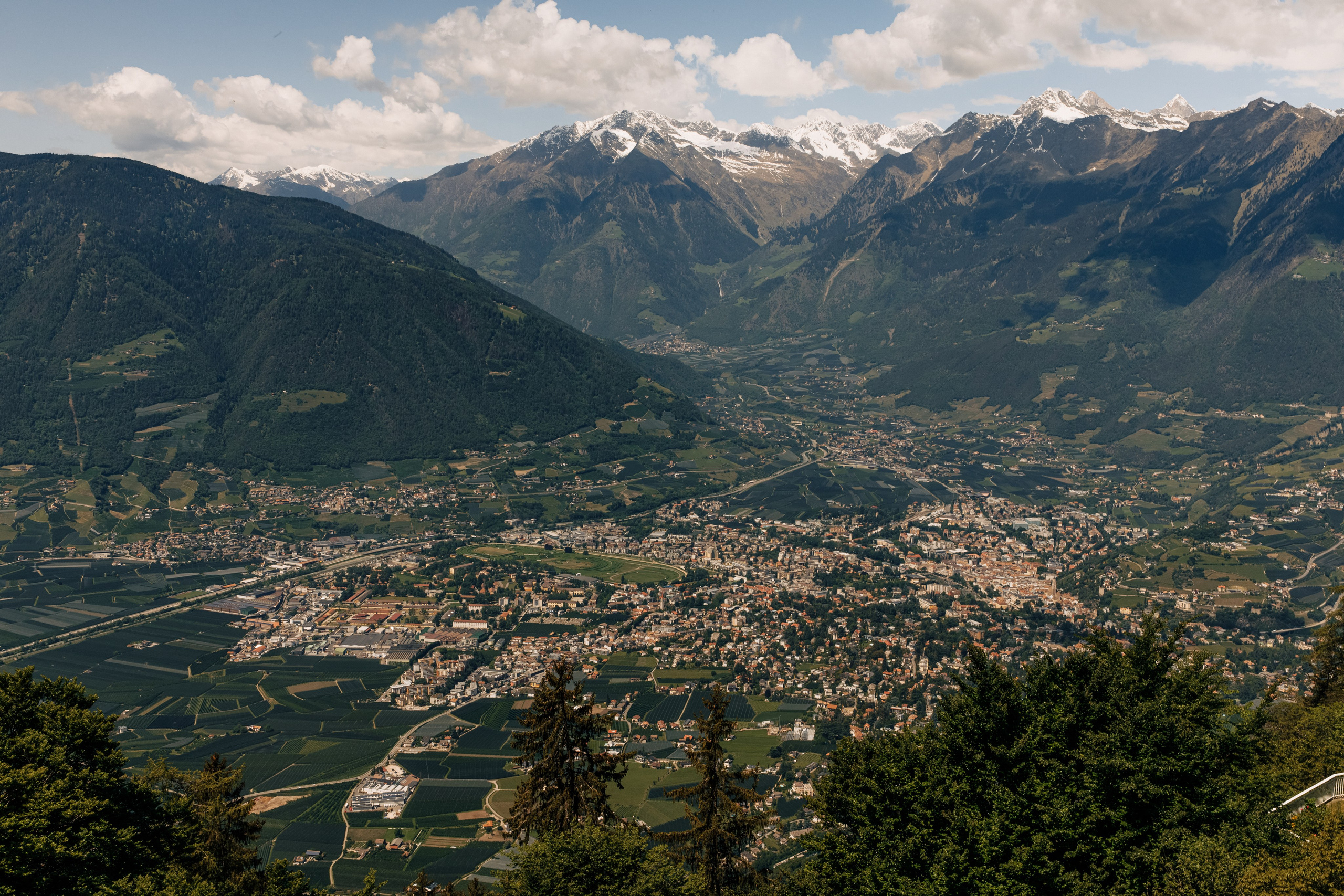 Panoramablick vom Miramonti Boutique Hotel auf die majestätischen Berge von Südtirol. Ein malerischer Ausblick, der die Schönheit der Umgebung während der Hochzeit unterstreicht.