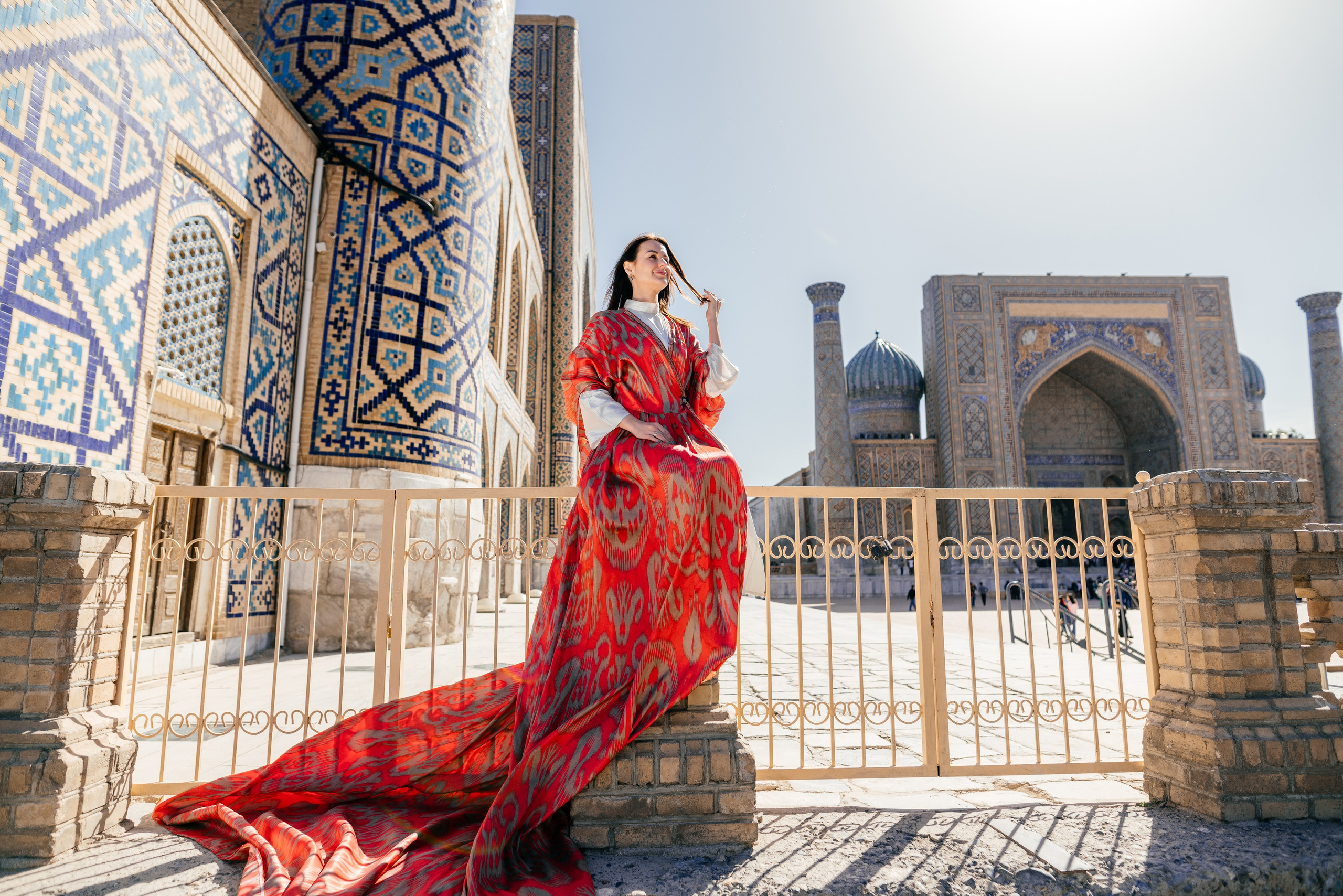 Красное длинное платье. Фотограф в Узбекистане и Самарканде Джасур Марупов