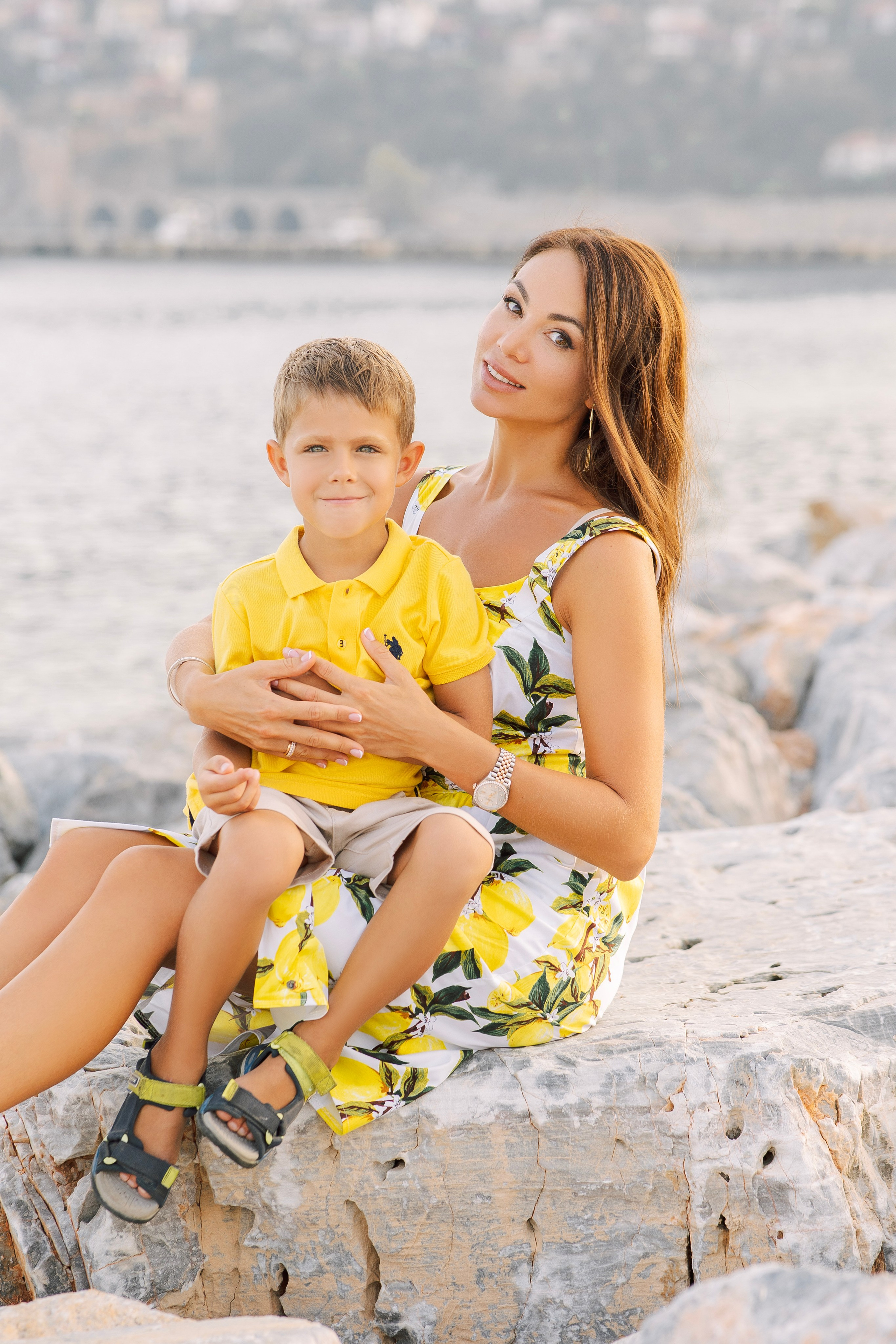 Фотограф в Алания. Фотосессия для большой и нарядной семьи в порту Аланьи.Семейная съемка в порту. Морская прогулка для всей семьи. Фотограф в Алании в Турции, Аланья, Сиде, Белек, Анталия, Кемер, Конаклы, Окурджалар. Фотосъемки в Алании. Фотосессия в Алания.Алсу Девели