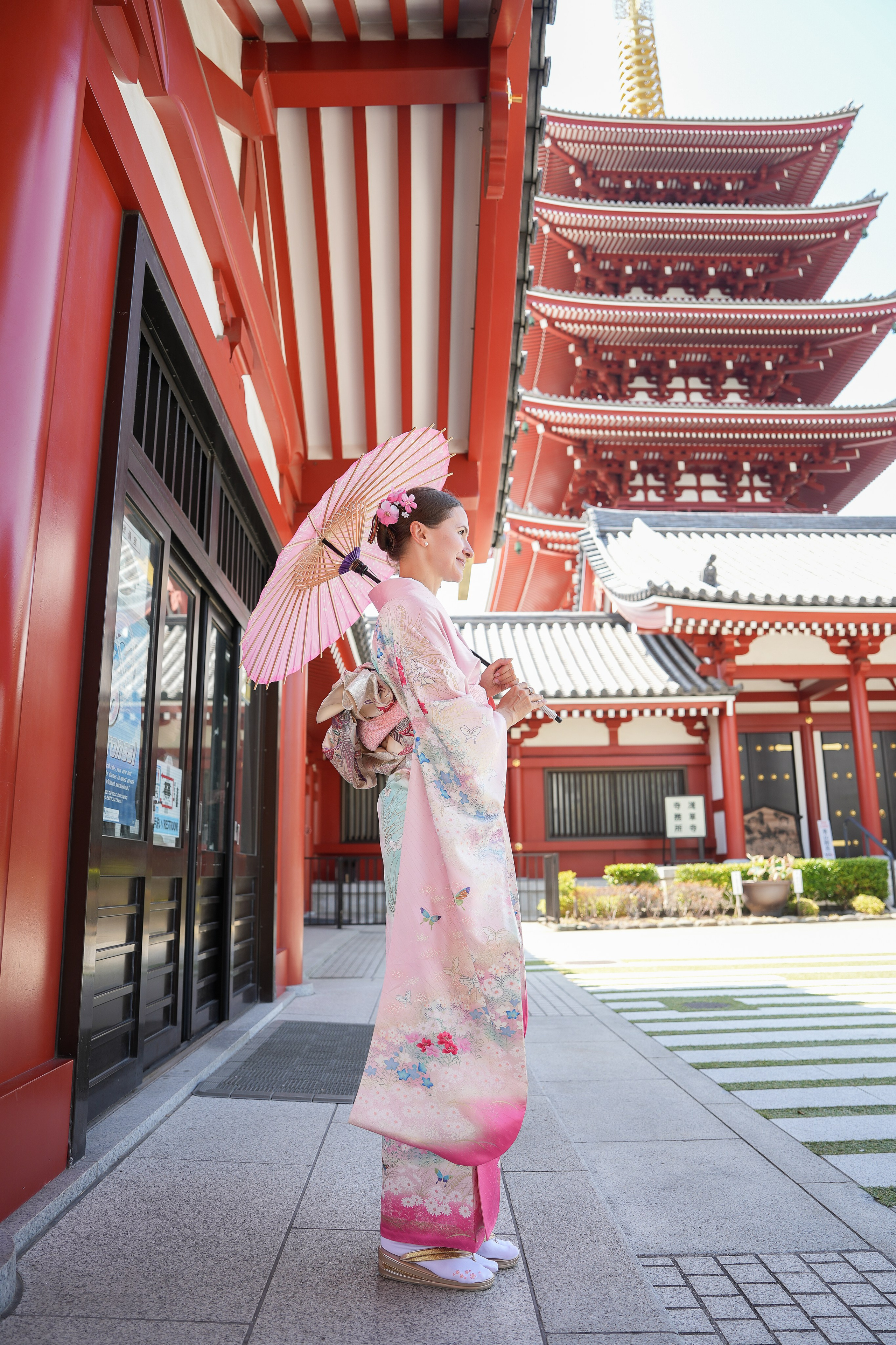 Фотосессия в кимоно у храма Сэнсодзи в Токио. Фотограф в Токио Япония