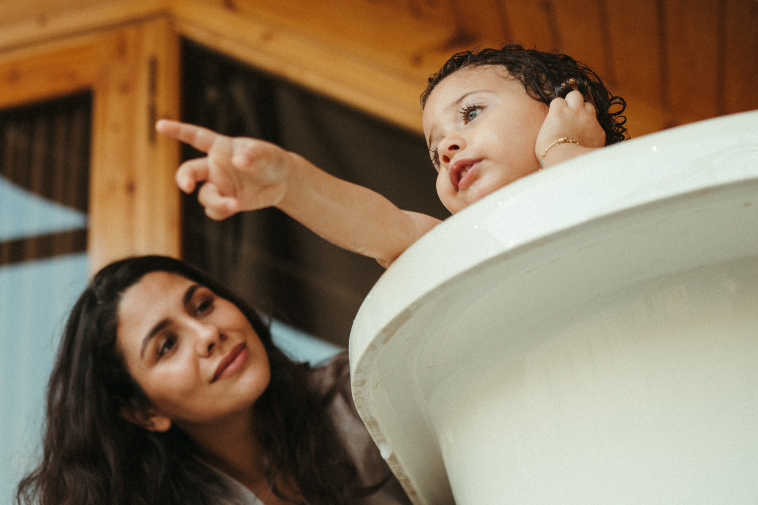 Amnah with daughters. Family photographer in Saudi Arabia