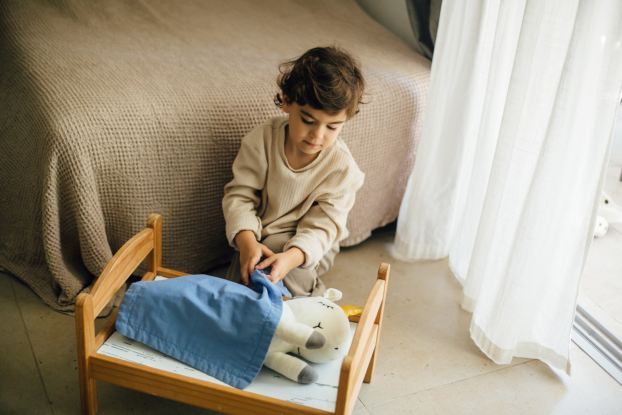 Mom&daughter at home. Family photographer in Israel