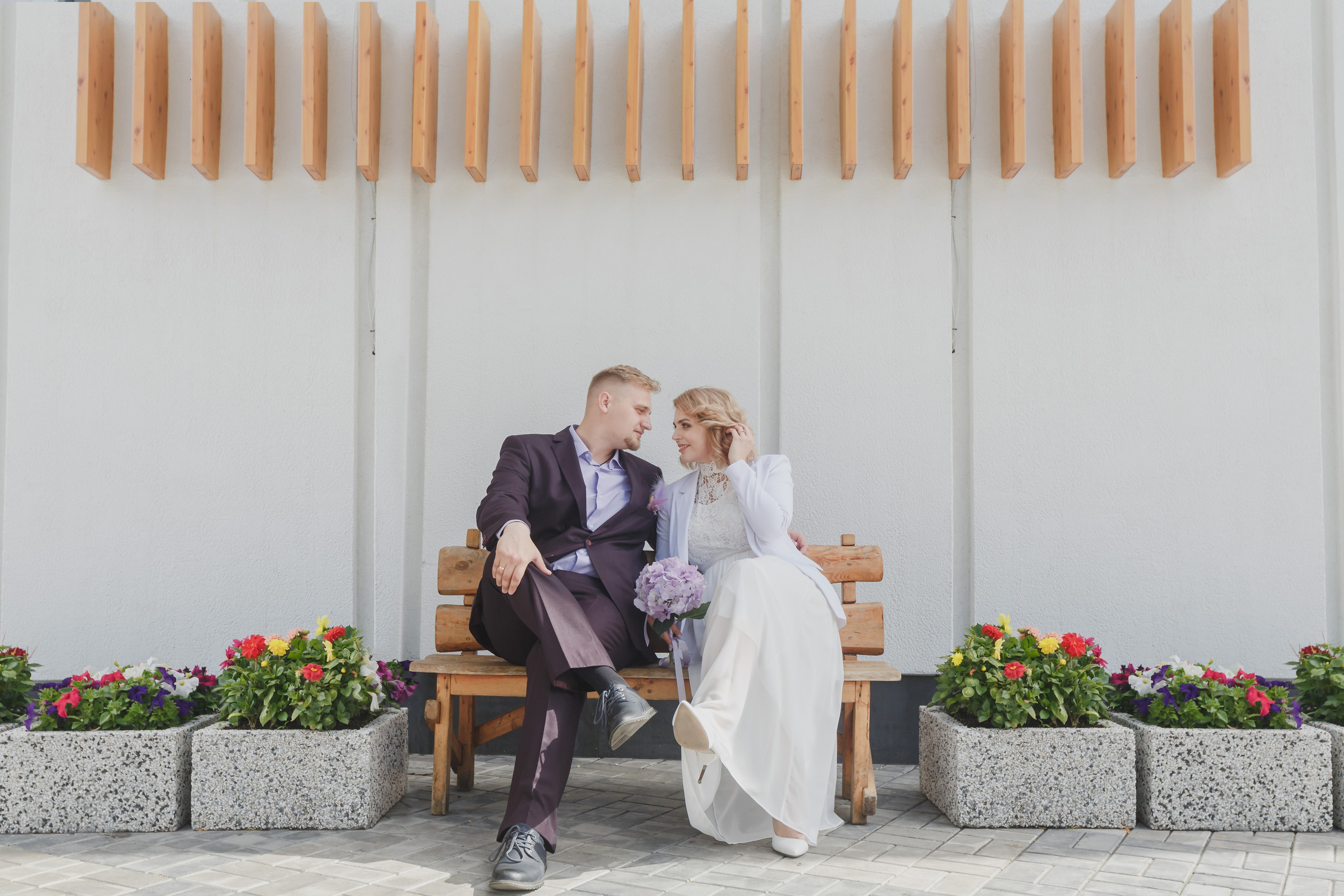 Valientes recién casados ​​comen hamburguesas con guantes negros. Fotógrafo de retrato, familia y reportajes en Valencia | España | Europa Vitalii Lumier