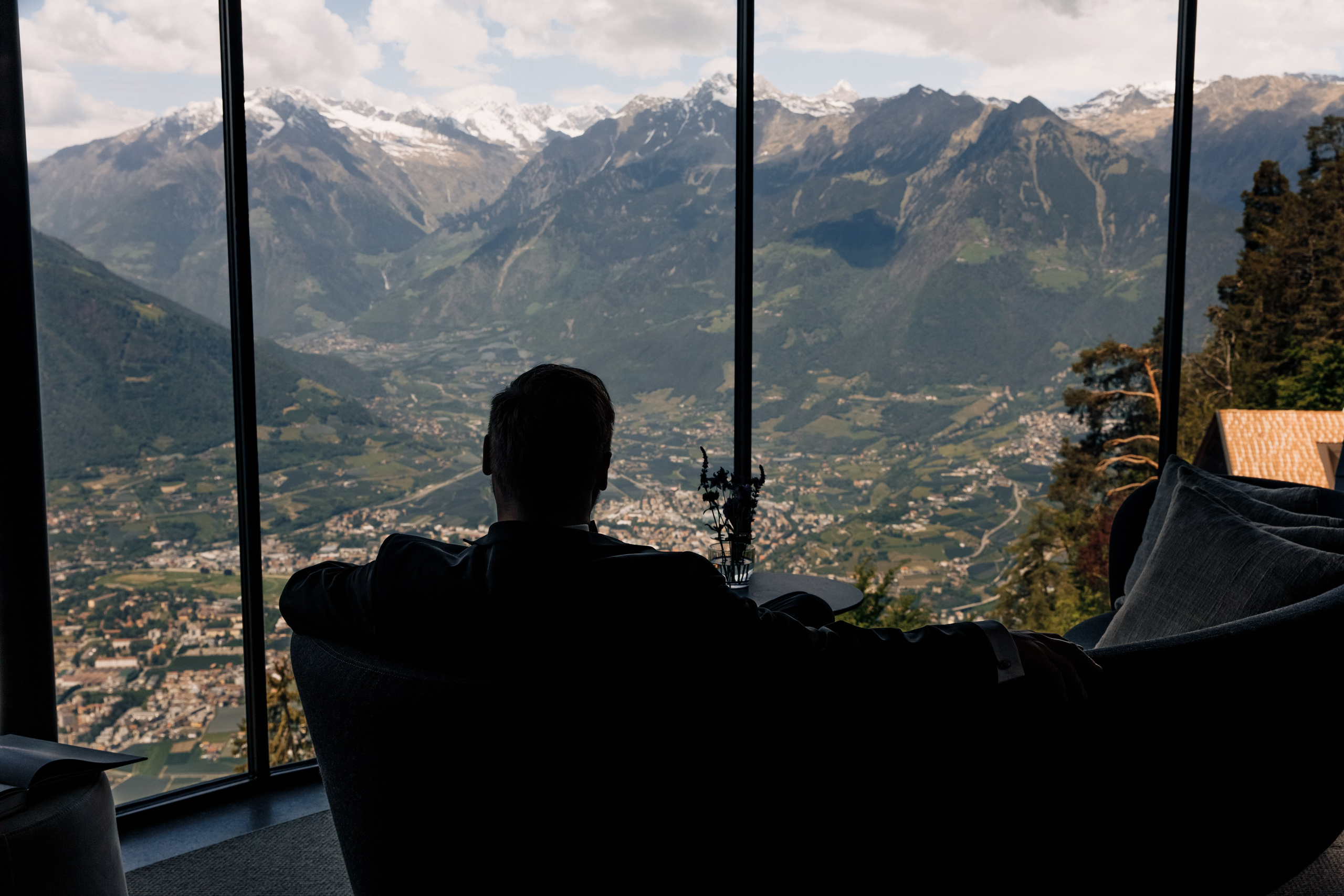 Der Bräutigam genießt den Blick auf die majestätischen Berge von Südtirol. 