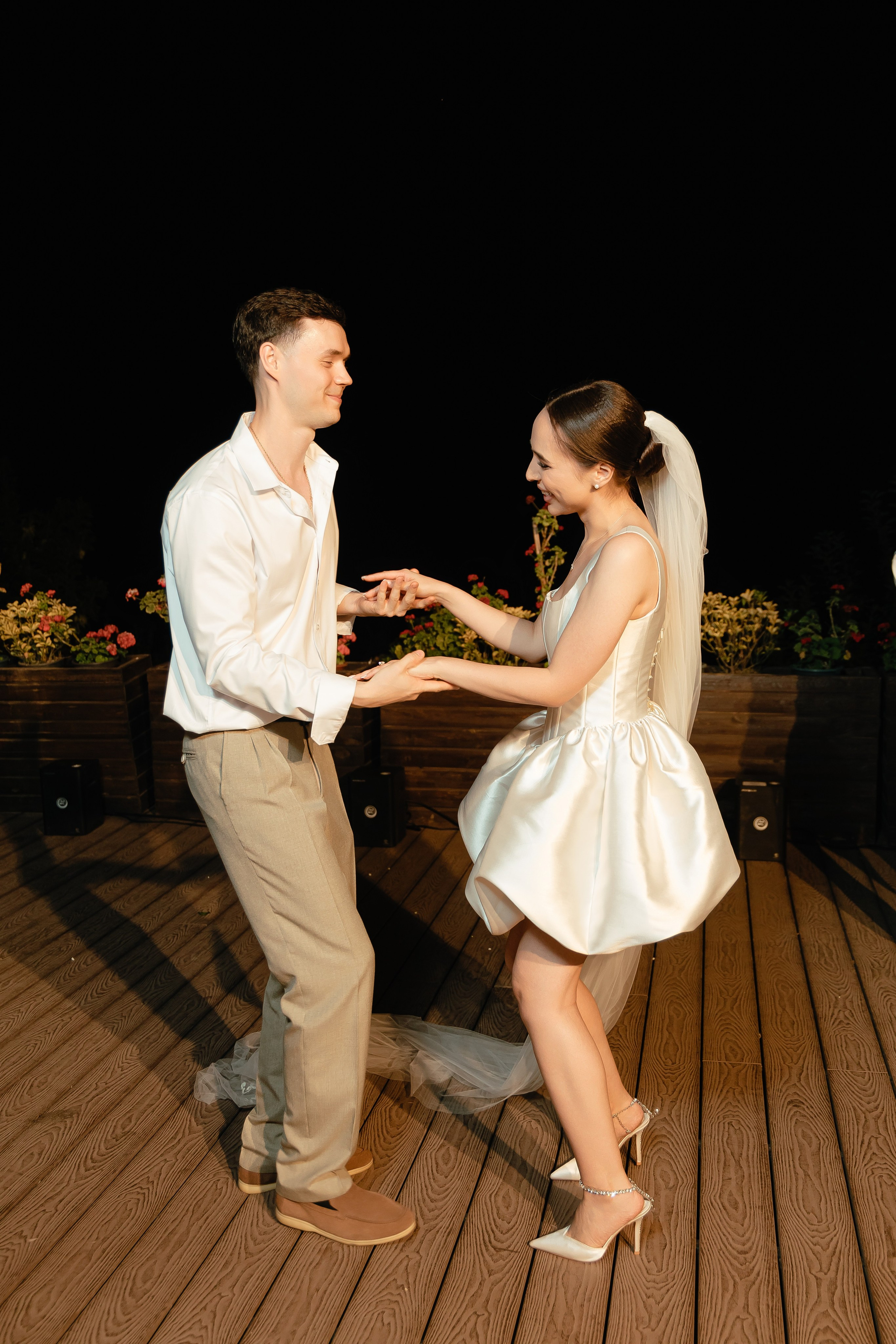 Thomas & Suyumbika. Главная