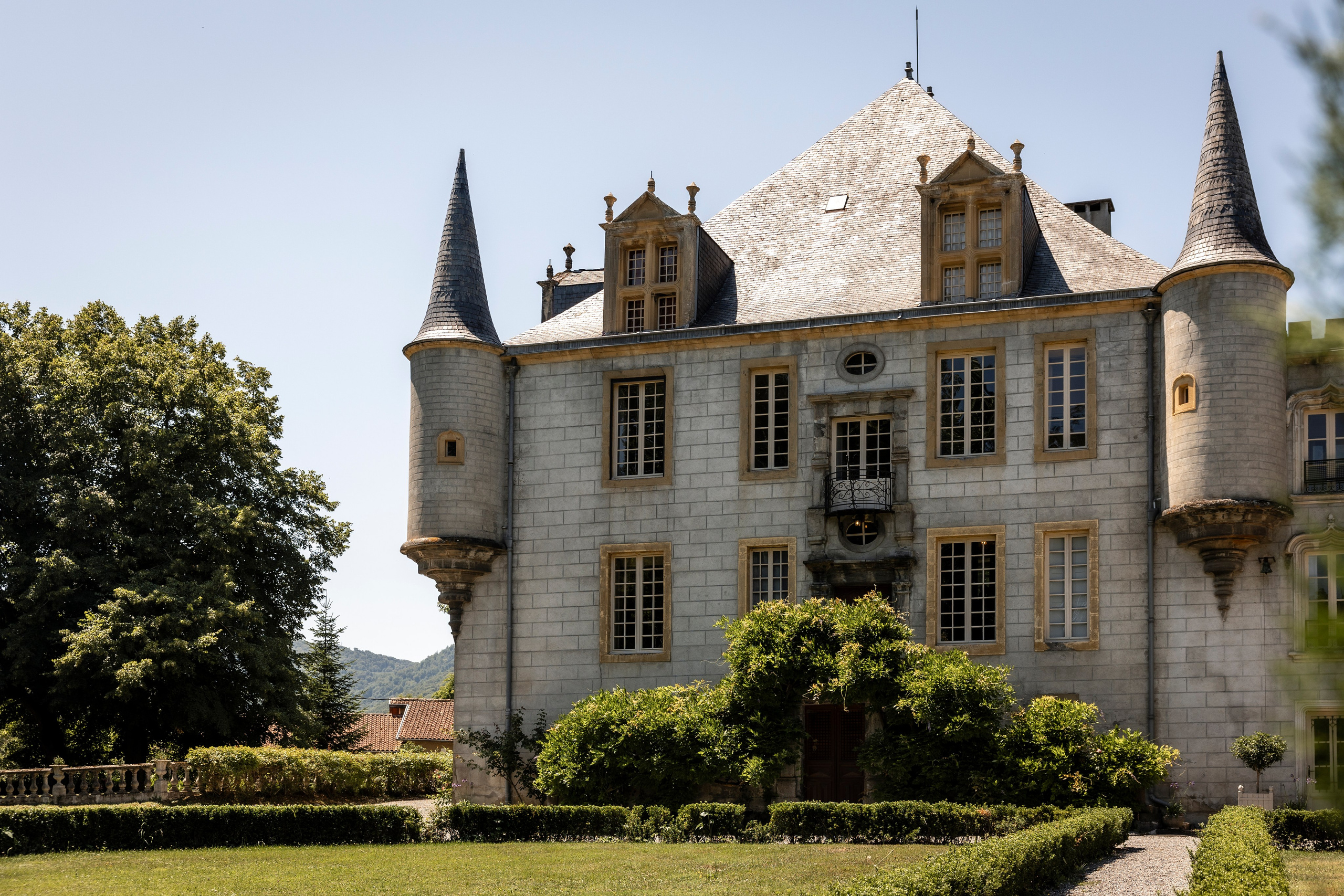Château Elopement in Occitanie — Château Bagen | Southwest France. Eugénie Smirnova — Wedding & Elopement Photographer in Southwest France