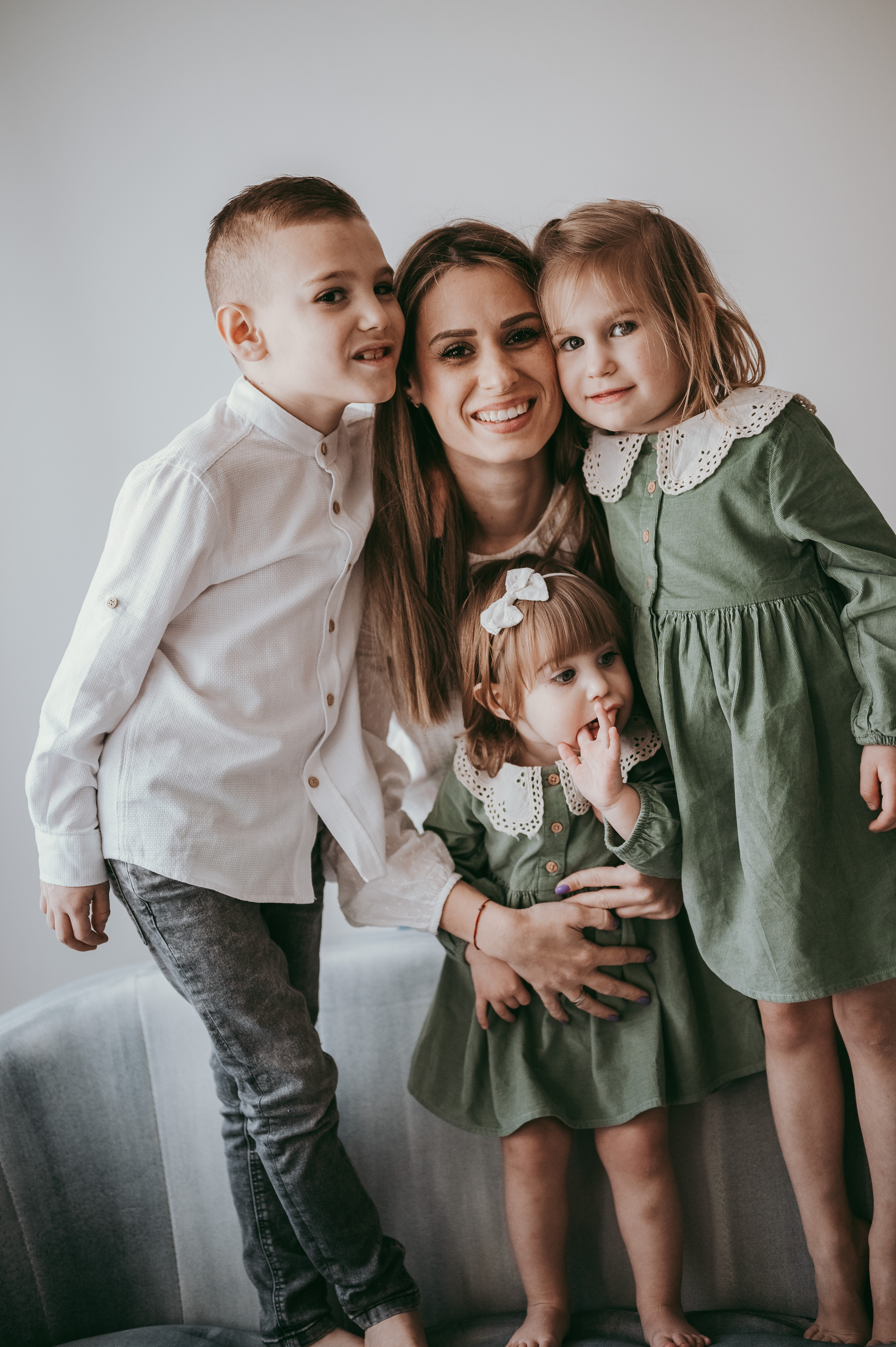 Sanja, Aleksa, Lena, Kruna / Mamino. Deciji i porodicni fotograf u Beogradu Oksana Skendzic