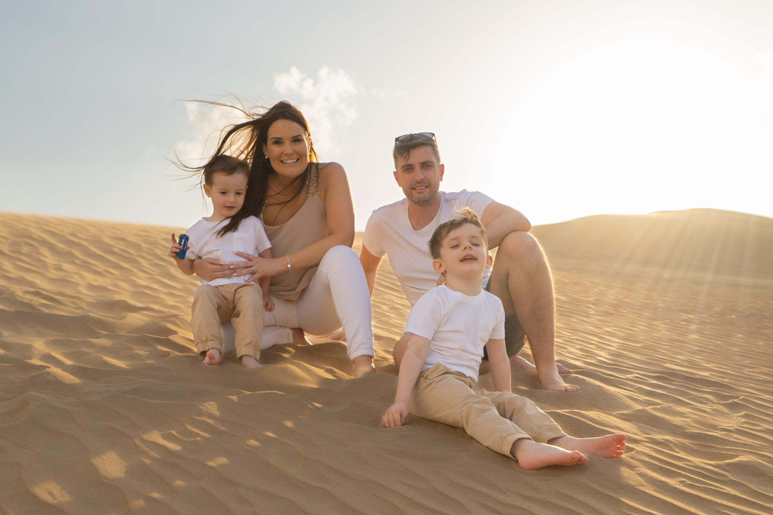 Photographer in the Abu Dhabi desert. Book a shoot in the Dubai desert, UAE. Romance of the East. The endless desert of the Emirates. Photos in the desert. Minimalism in photography. Nice photo sessions in the desert