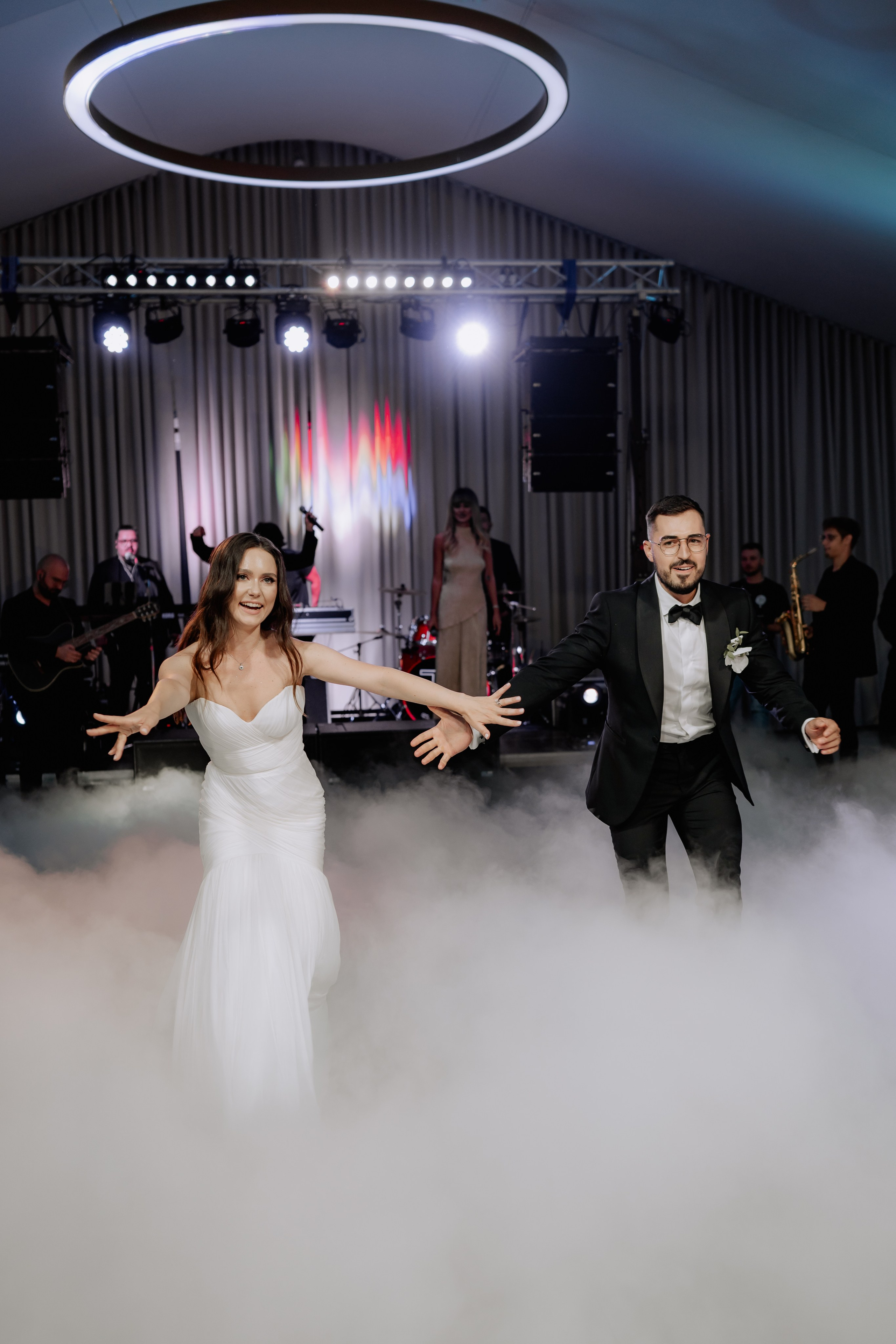 Cununie civila in aer liber , artificii de zi colorate , decor nunta , nunta la Hotel Traian. Proud Vision Weddings | Wedding Photography & Film — Servicii profesionale Foto Video Nunta Iasi