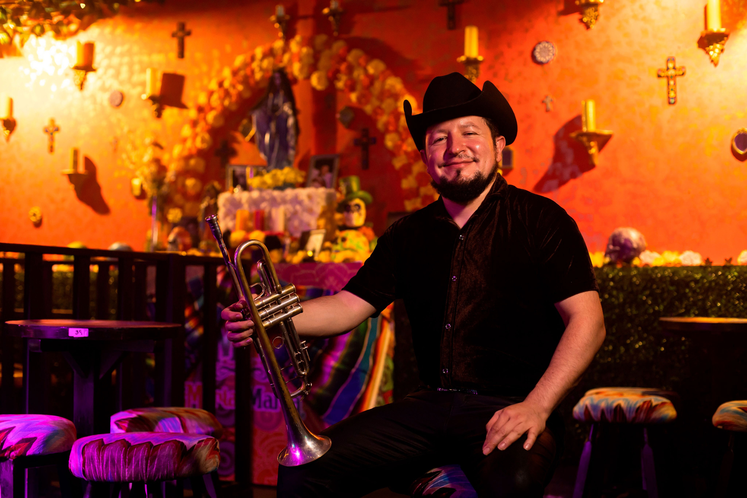 Fotógrafo de retratos fotógrafo de estilo de vida fotografía de locación fotografía de estudio sesión de fotos marca personal. Fotografía profesional para su evento en Caldas por SERFOTOGRAFÍA