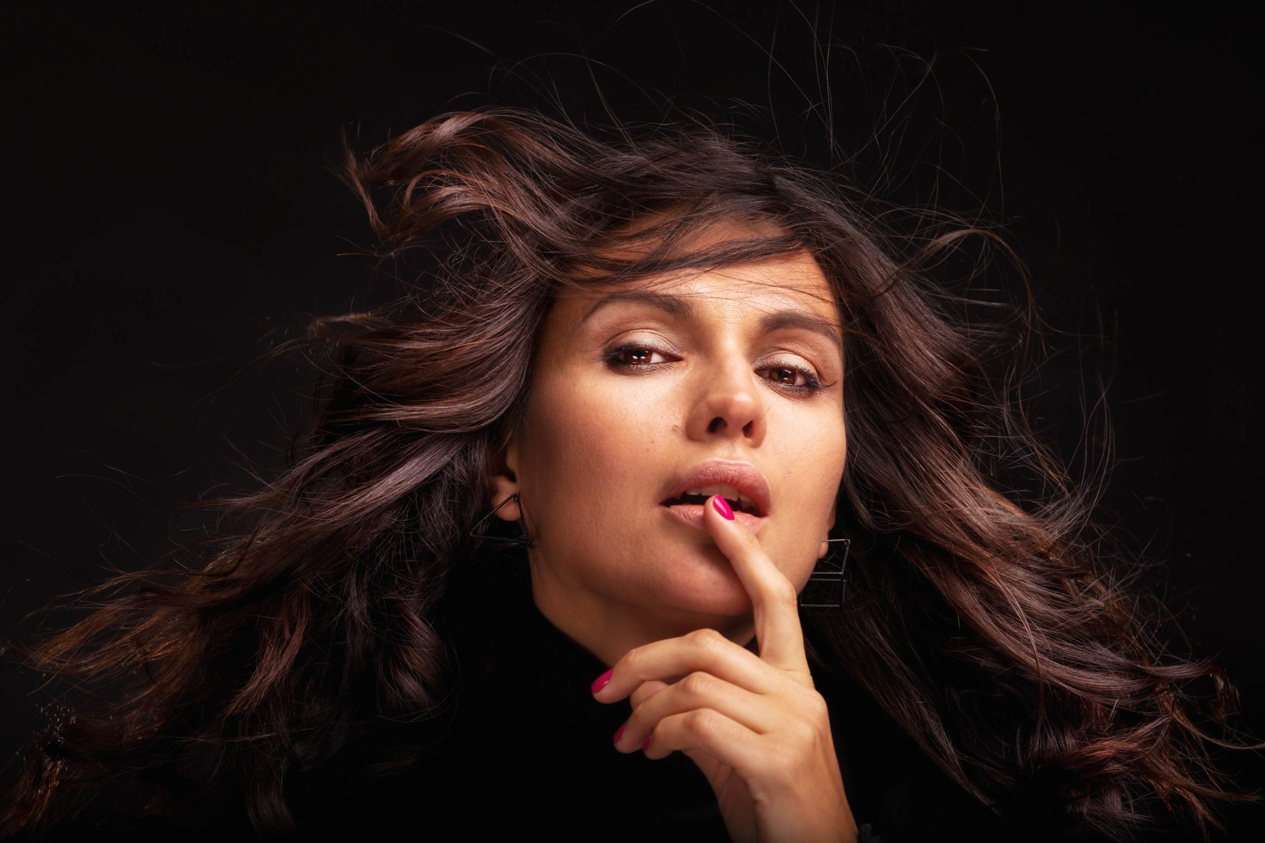 Фотопроект с грим и прическа за женски празник. Фотограф Бургас. Фотосесии в студио и на открито, портрети, заснемане