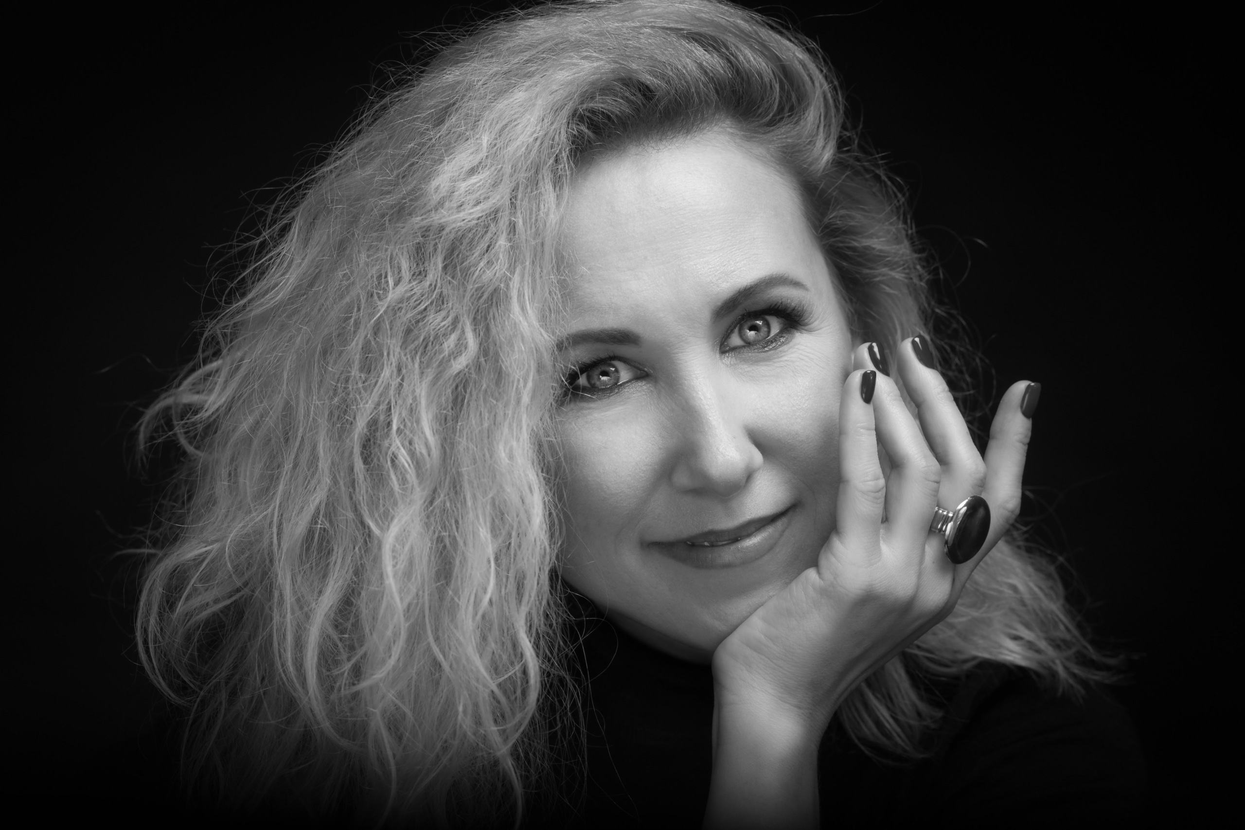 Фотопроект с грим и прическа за женски празник. Фотограф Бургас. Фотосесии в студио и на открито, портрети, заснемане