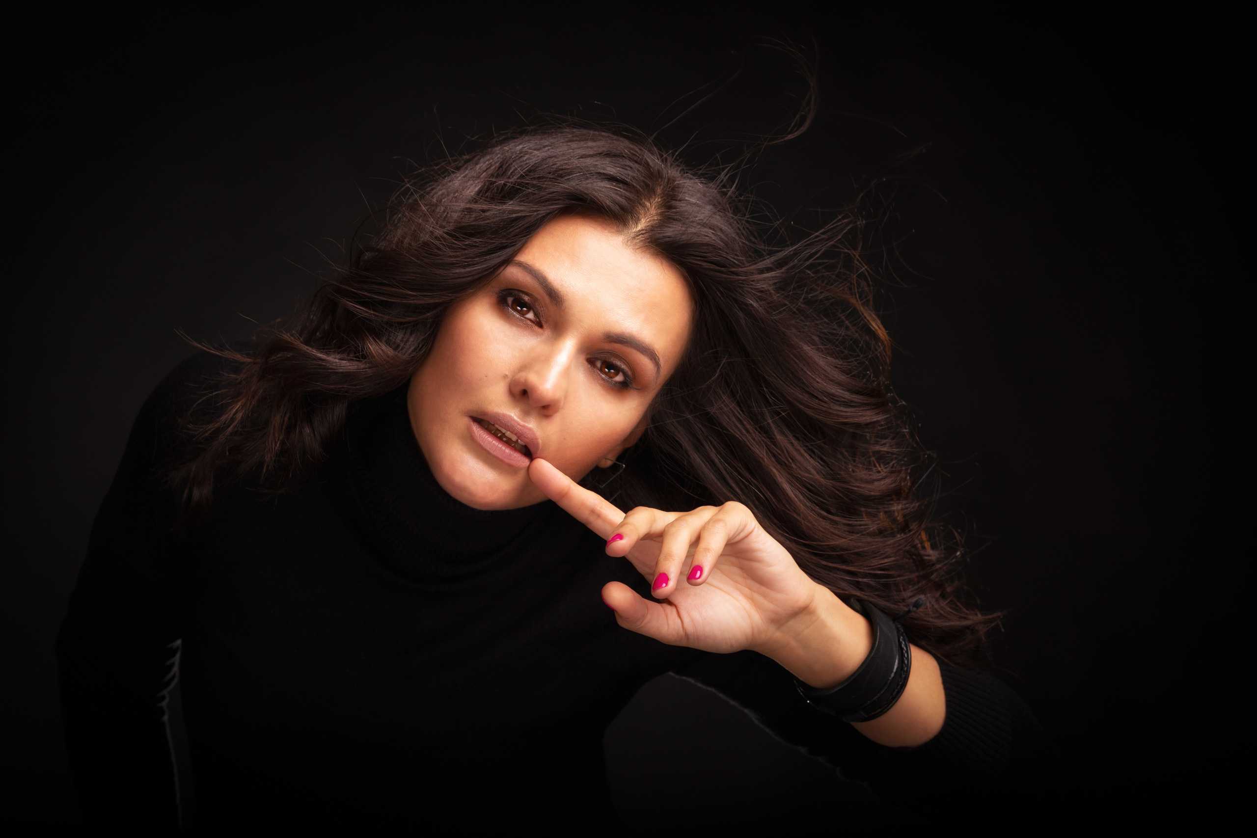 Фотопроект с грим и прическа за женски празник. Фотограф Бургас. Фотосесии в студио и на открито, портрети, заснемане