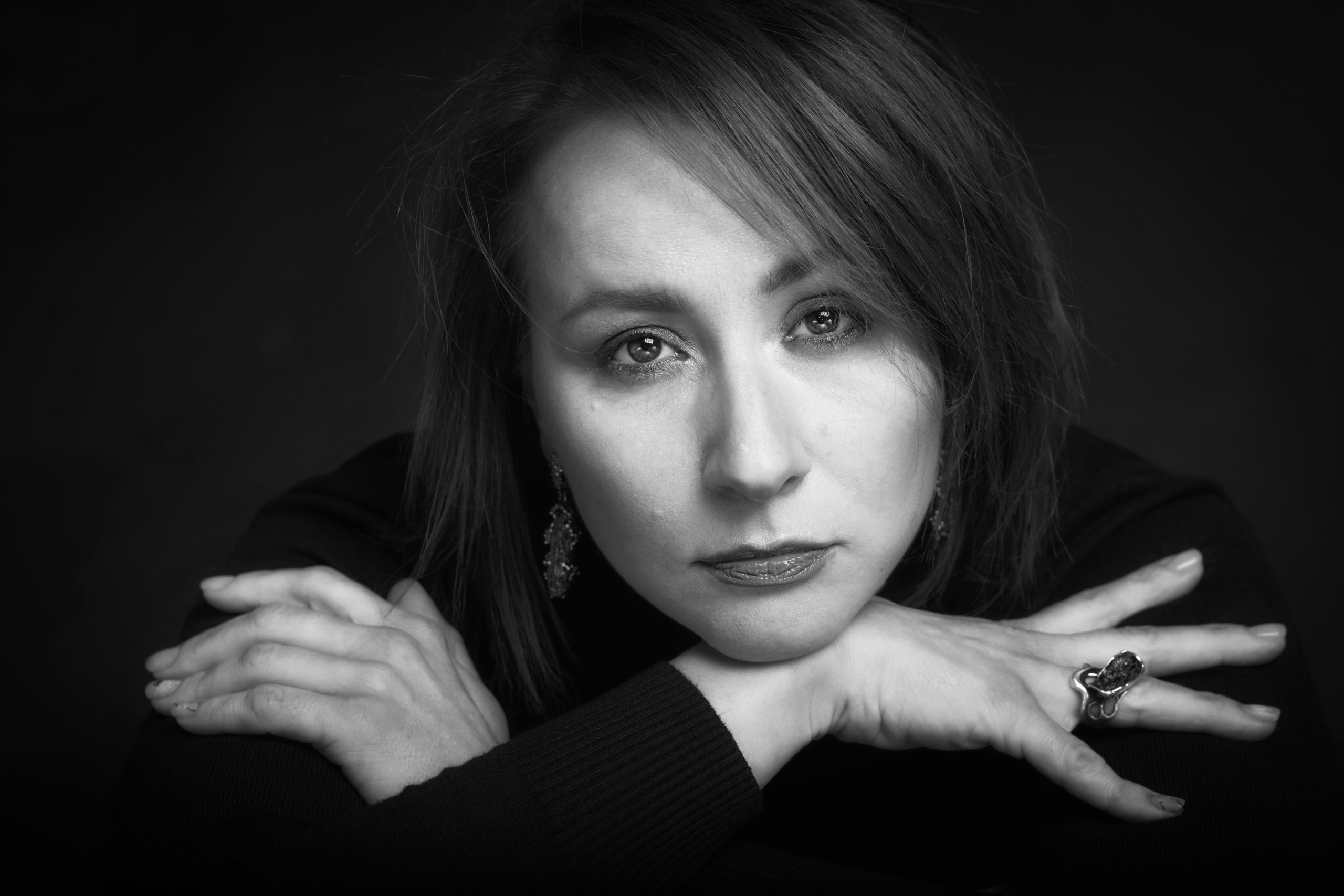 Фотопроект с грим и прическа за женски празник. Фотограф Бургас. Фотосесии в студио и на открито, портрети, заснемане