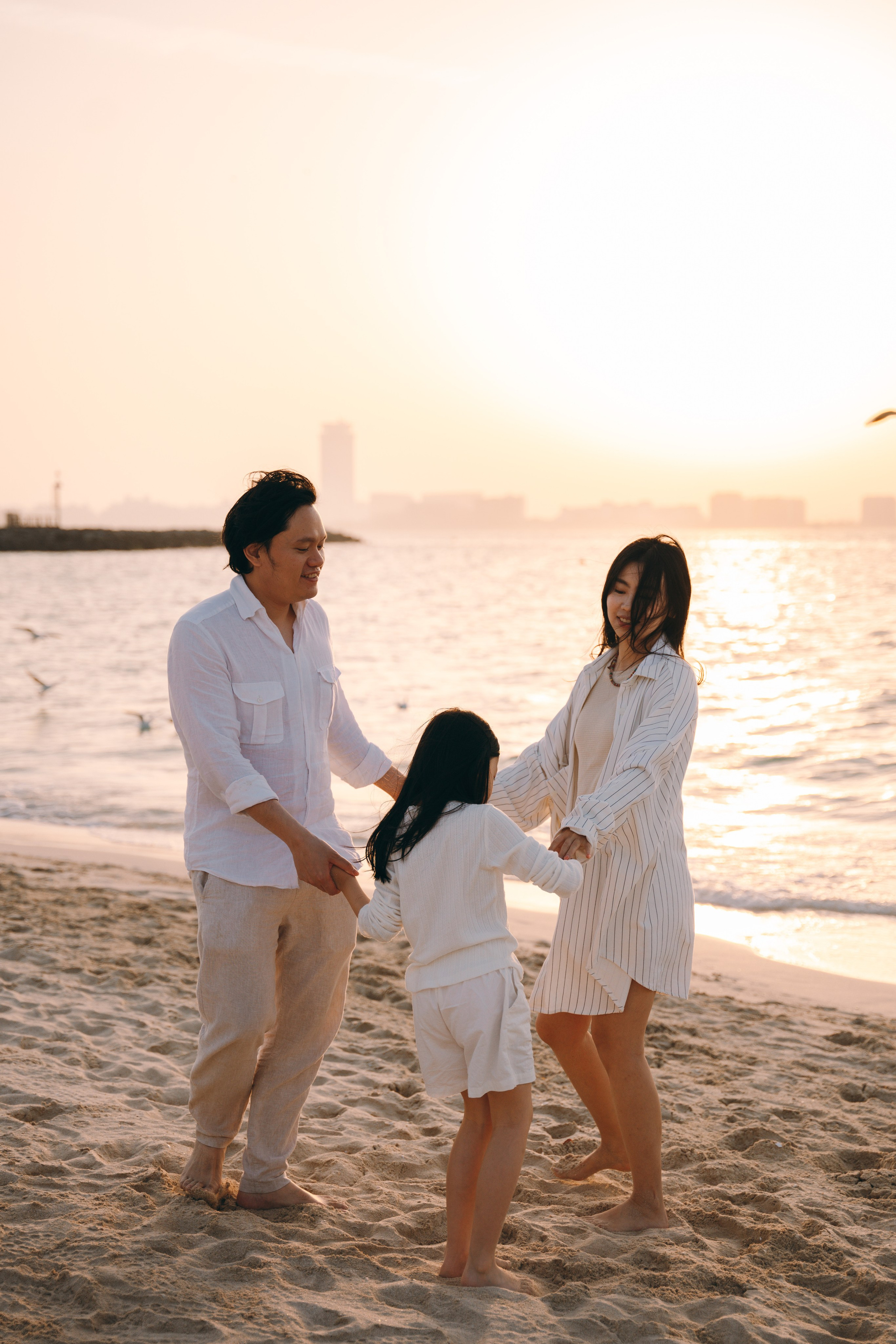 Wavy beach day. Angela Iakovleva — Family Photographer in Dubai
