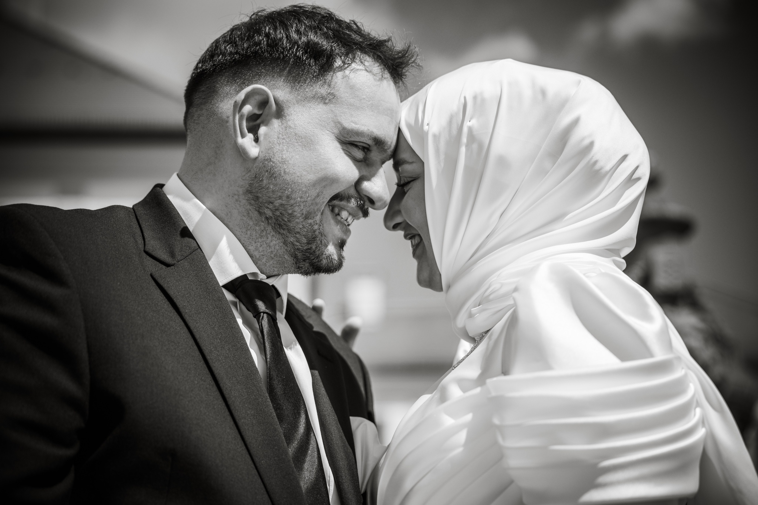 Paar schaut sich tief in die Augen vor dem Schloss Nymphenburg