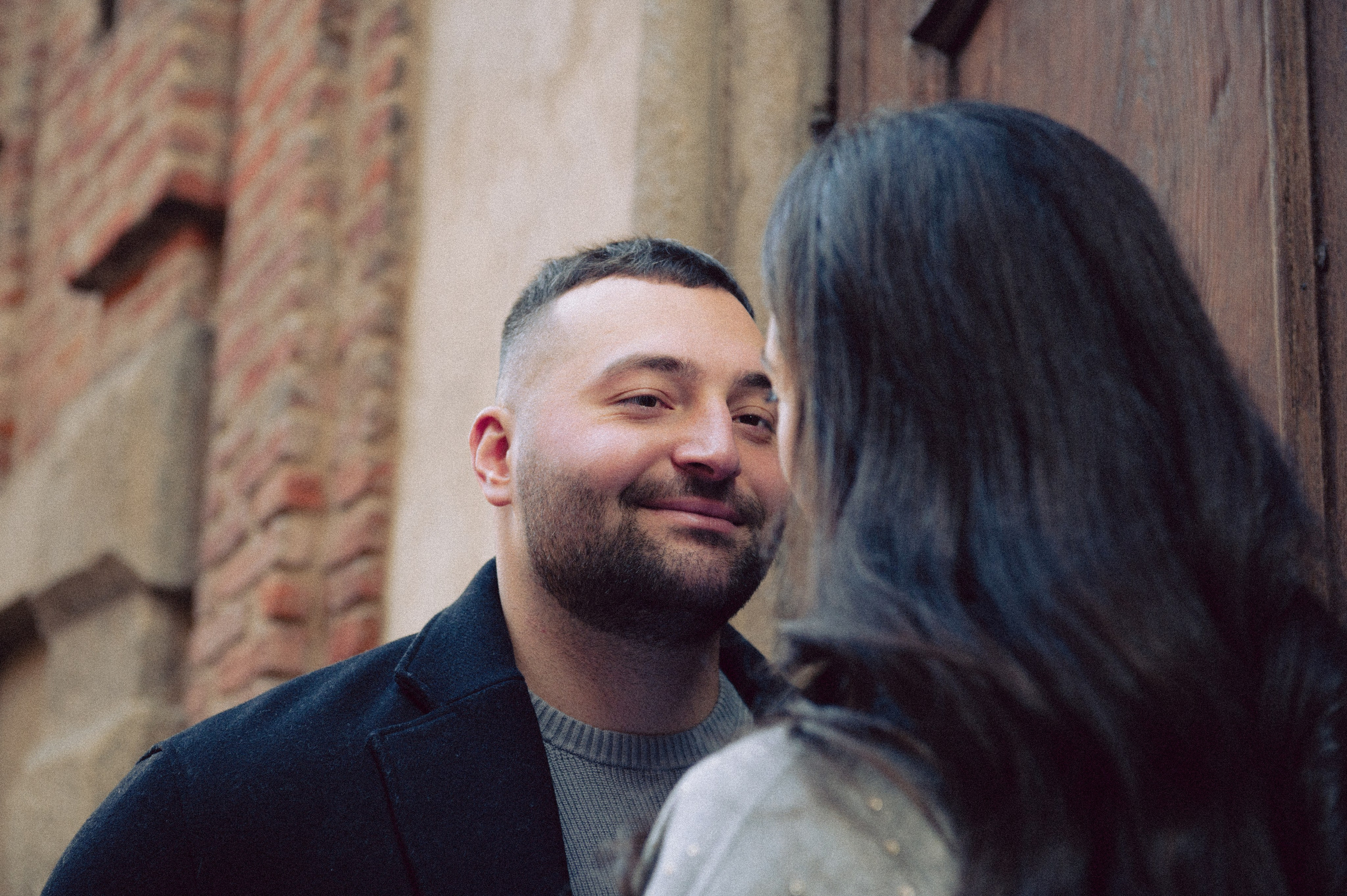 servizio fotografico coppia Milano, coppia innamorata Italia, fotografia naturale di coppia, coppia in movimento Milano, servizio fotografico spontaneo Milano, amore e viaggio Italia, servizio fotografico di coppia Milano, fotografia love story Milano, coppia romantica Italia, ritratto di coppia Milano, primo piano coppia innamorata, fotografia emozionale Milano,