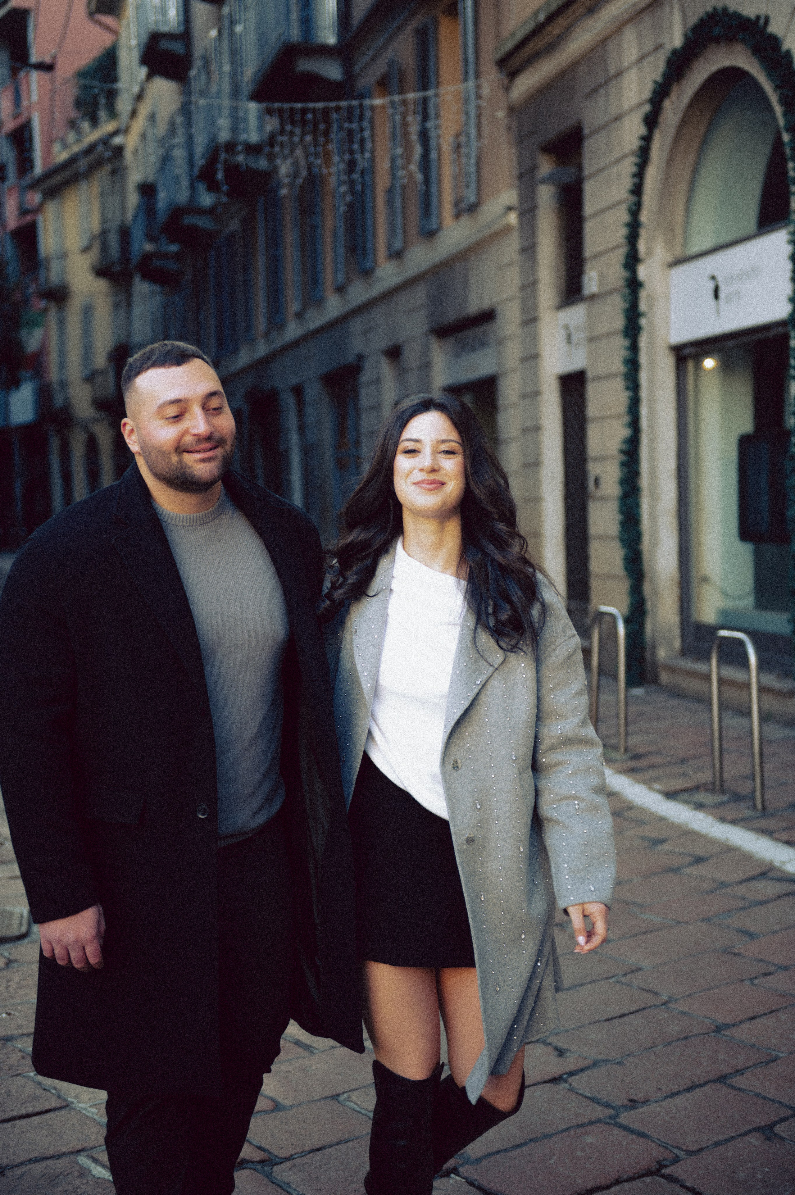 servizio fotografico coppia Milano, coppia innamorata Italia, fotografia naturale di coppia, coppia in movimento Milano, servizio fotografico spontaneo Milano, amore e viaggio Italia, servizio fotografico di coppia Milano, fotografia love story Milano, coppia romantica Italia, ritratto di coppia Milano, primo piano coppia innamorata, fotografia emozionale Milano,