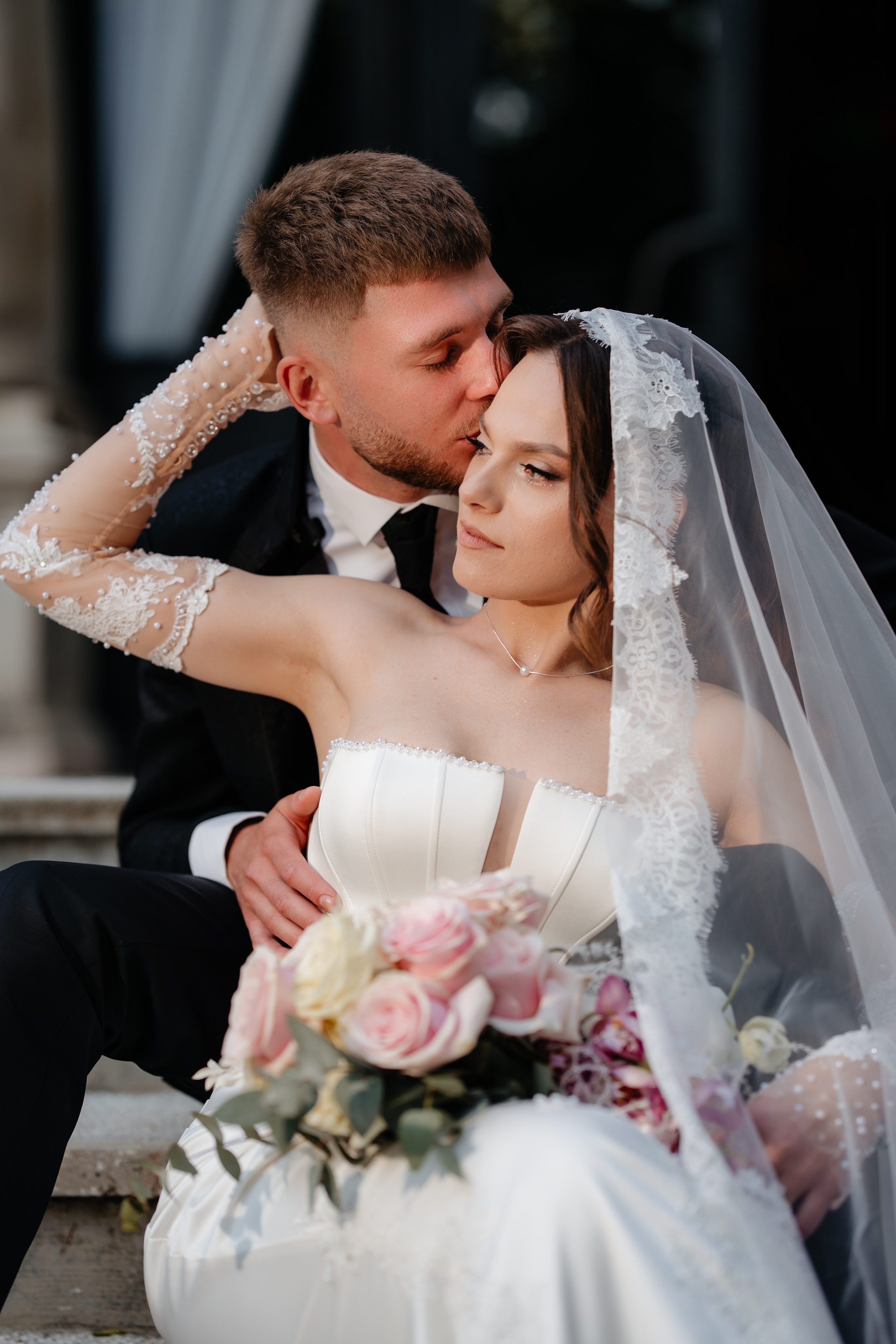 Portret romantic cu mirii pe scările de la Castelul Ghika