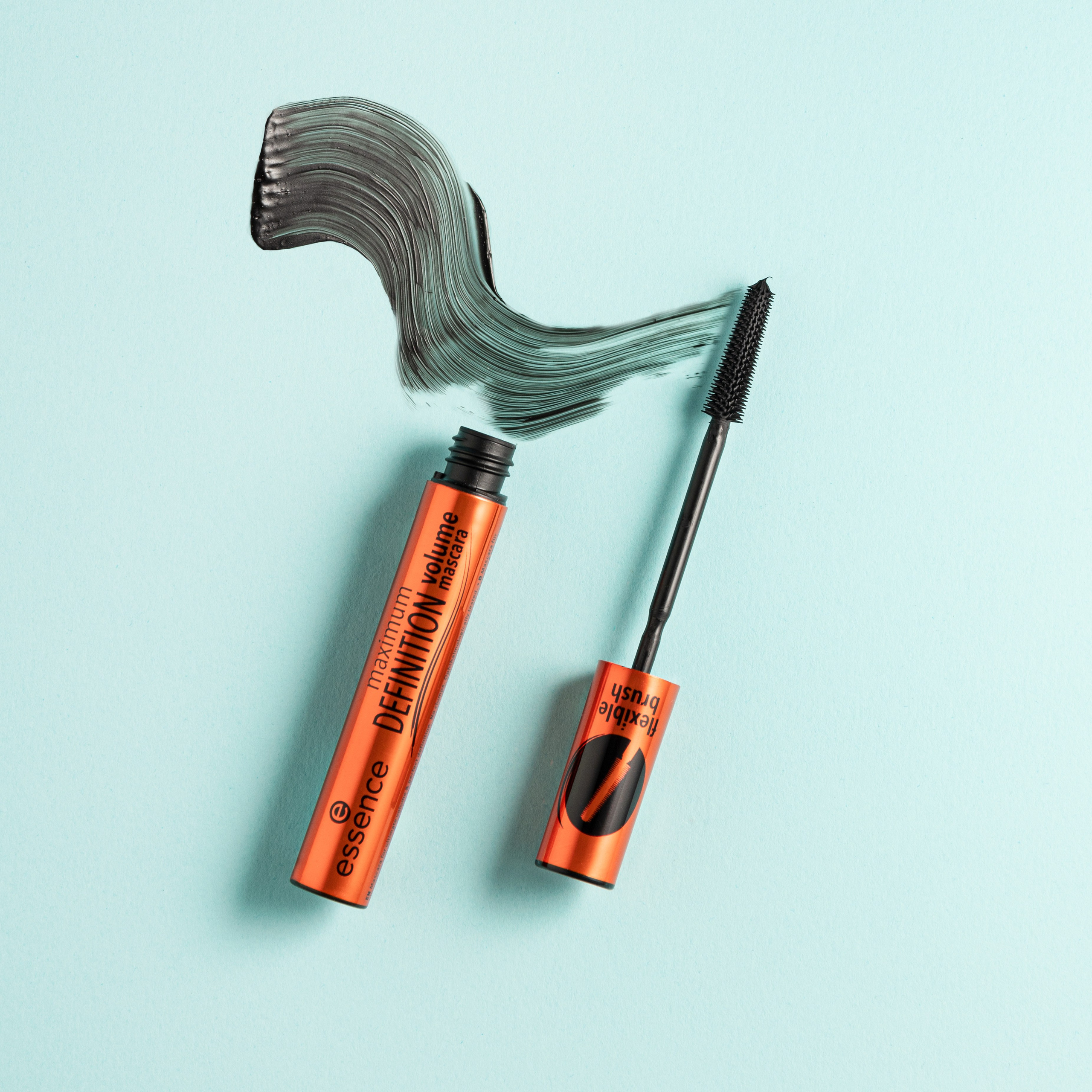 Wimperntusche-Textur mit Tube, kreative Social-Media-Fotografie, Content für Banner, Webseiten und Print