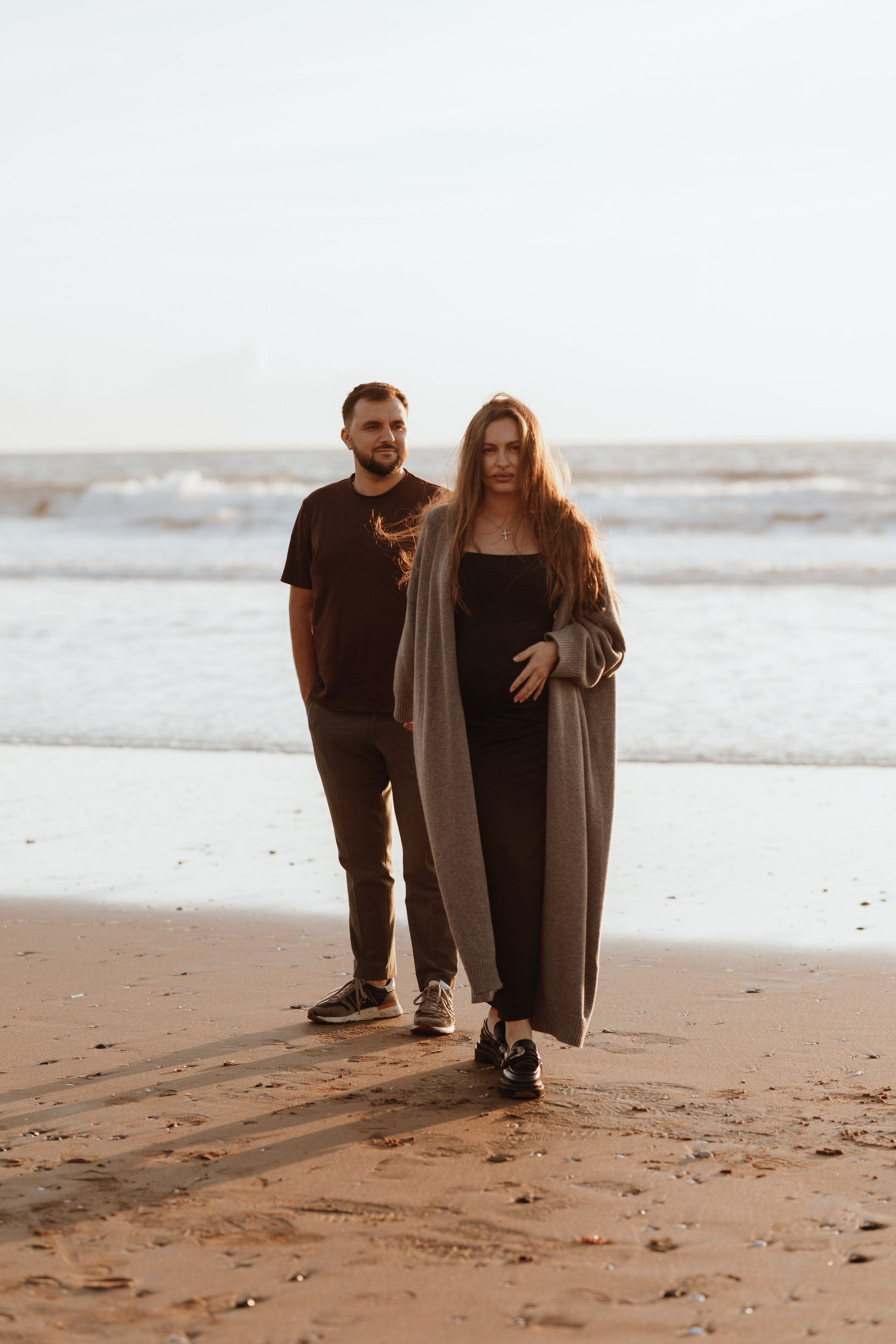 Sunset maternity photoshoot. Annah Louwagie — Lifestyle photographer for couples, families & brands | France & worldwide