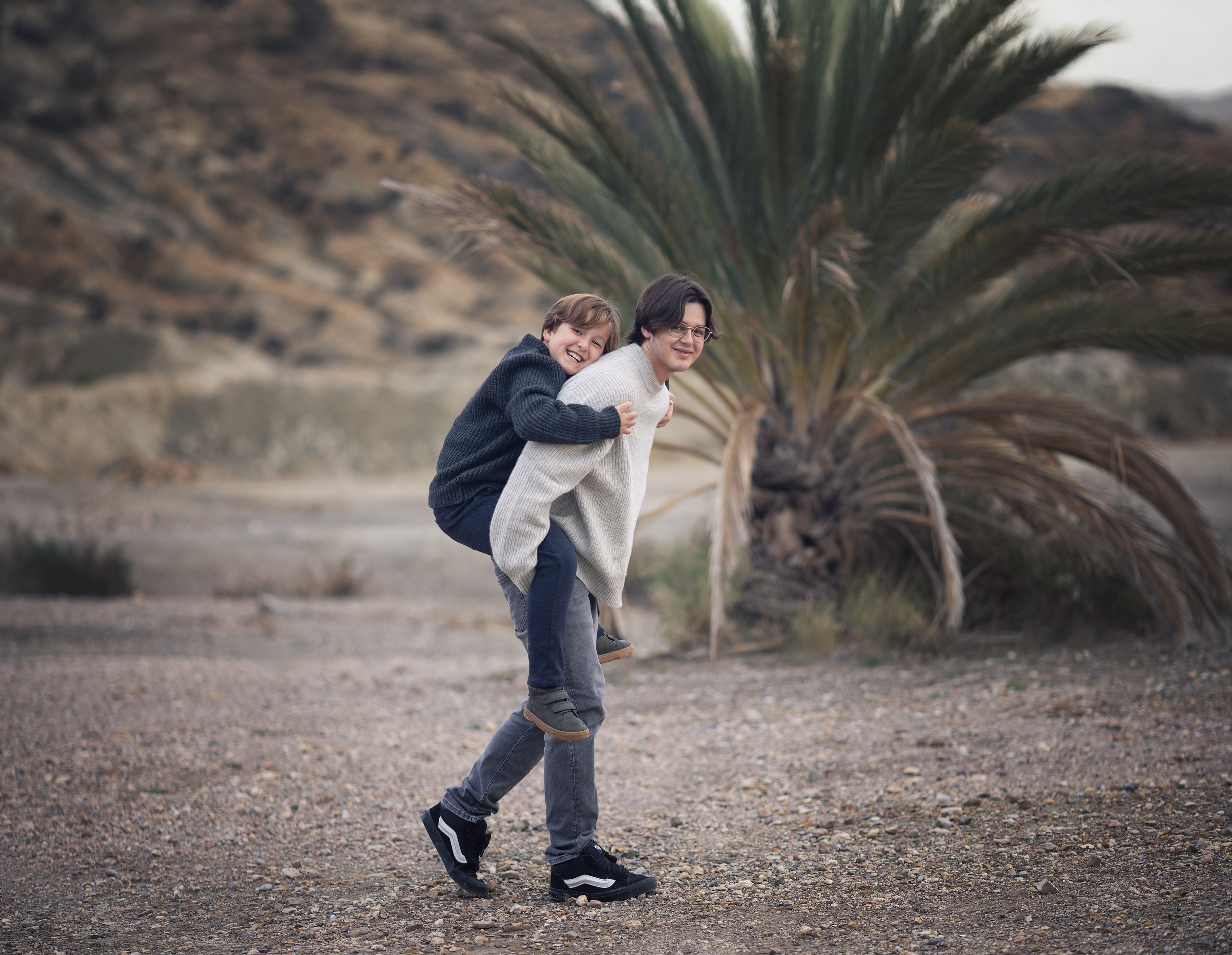 Fotosesion de mis hijos con su gato Boris. Fotógrafo Almeria. Swetlana Ushakova