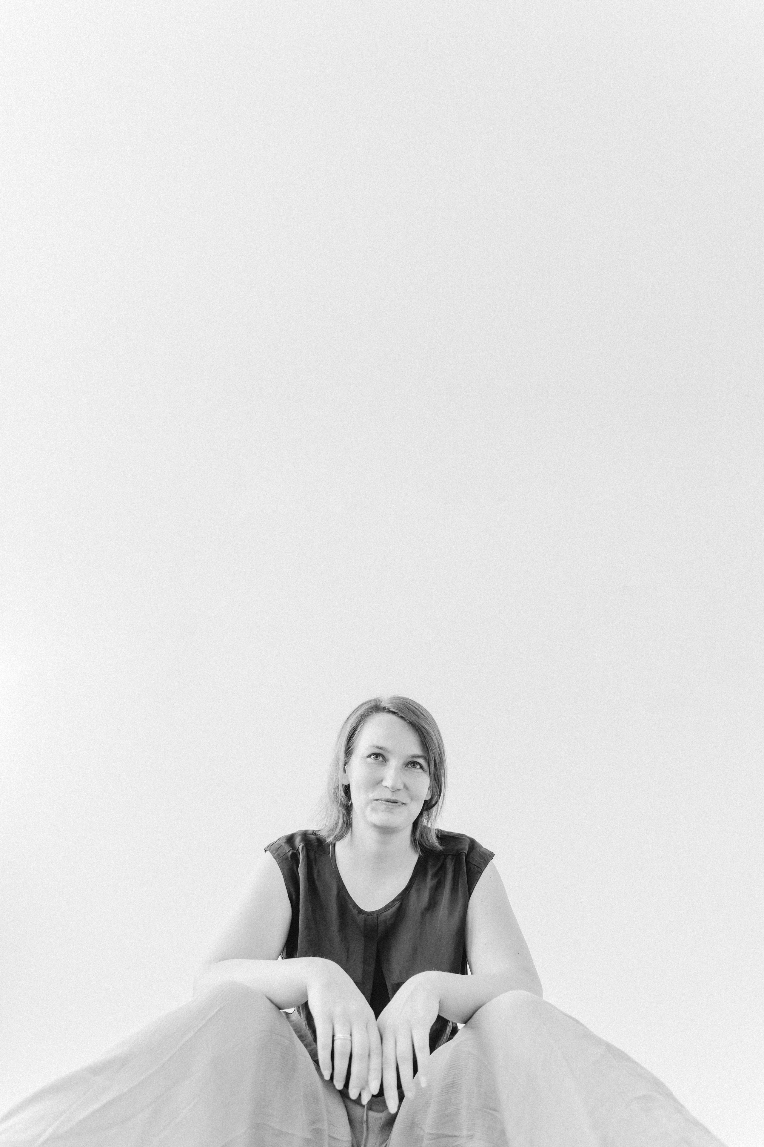 Schwarz-Weiß-Fotoshooting im Studio. Schwarz-weiß Fotografie in Münster. Fotografin Viktoria Roschen