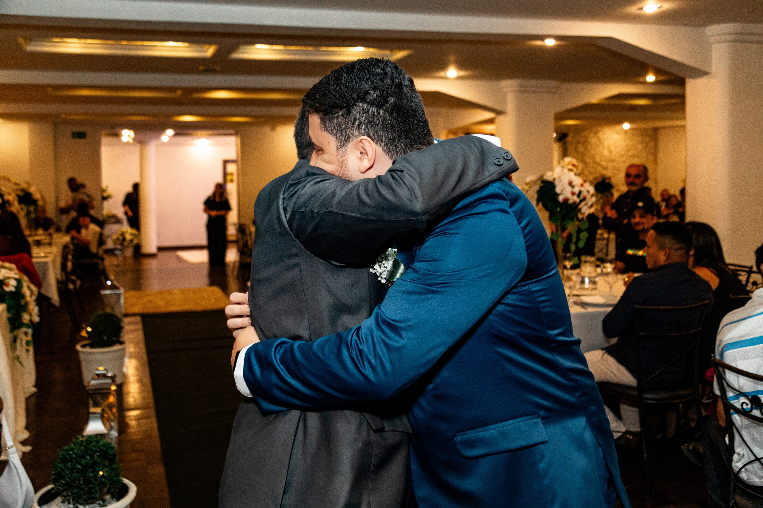 Noivo abraçando o seu pai