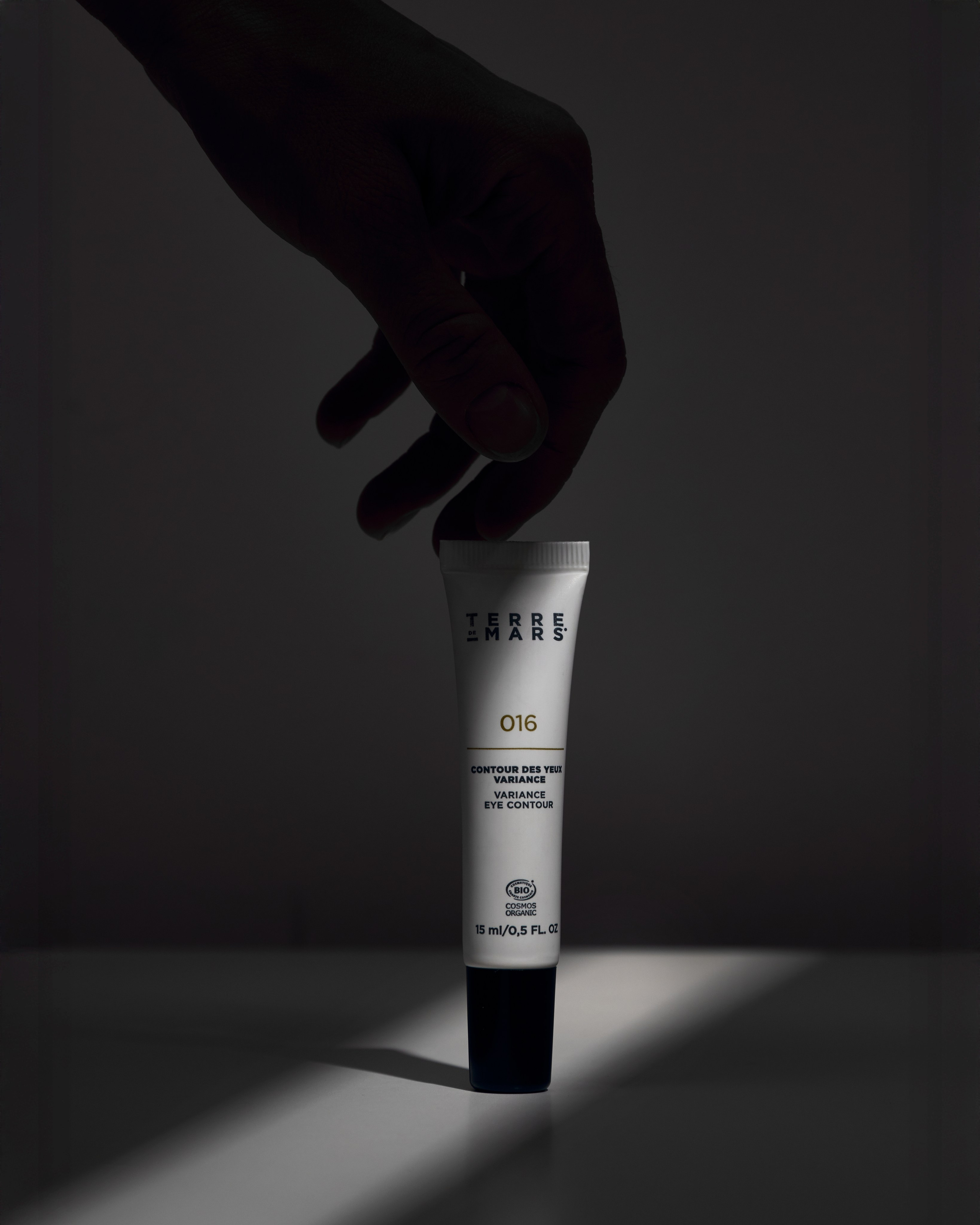 Moderner Werbefotografie-Shot von Gesichtscreme für Website, Print и Banner