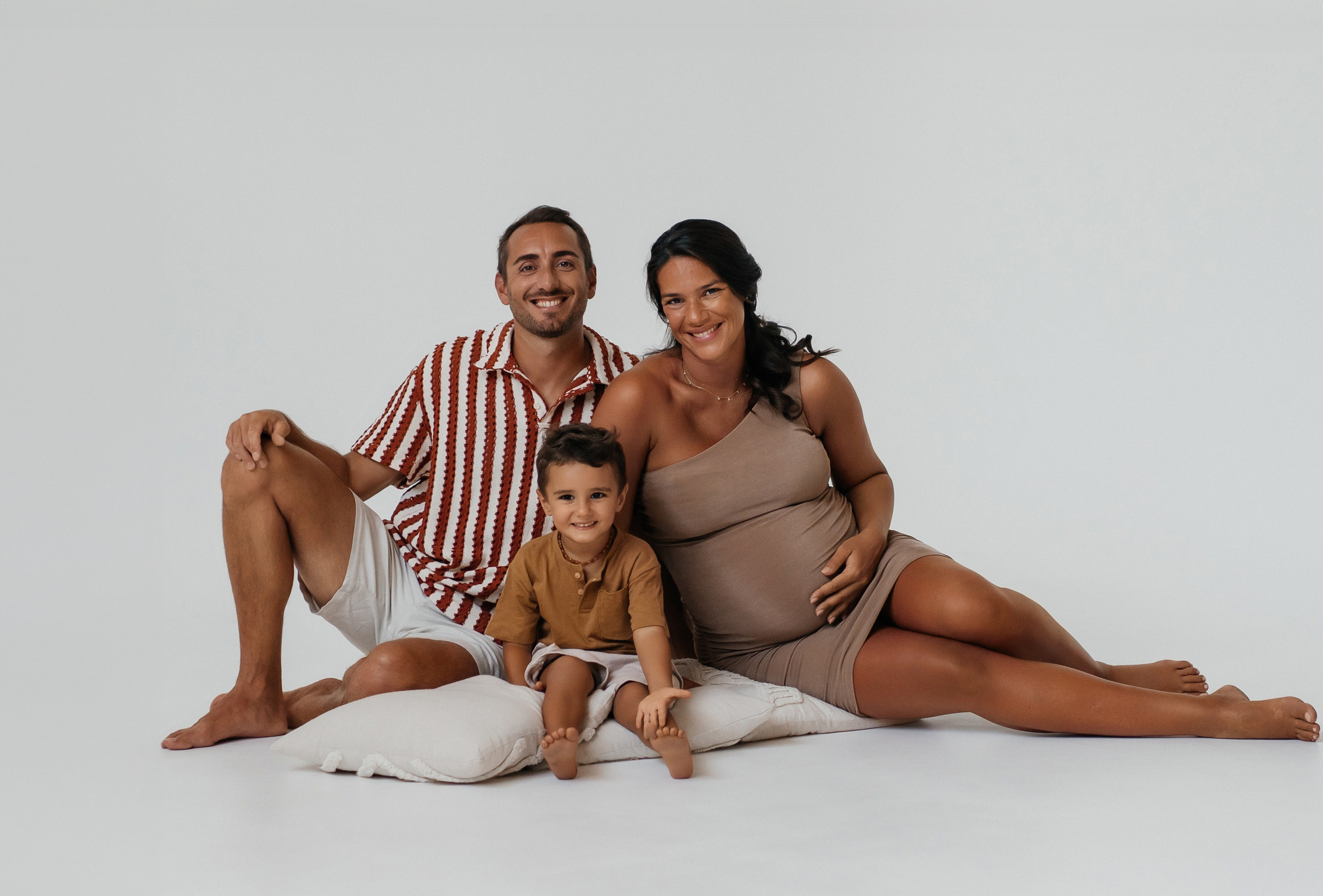 Maternity in studio. Family and wedding photographer in Italy Olga Kulikova