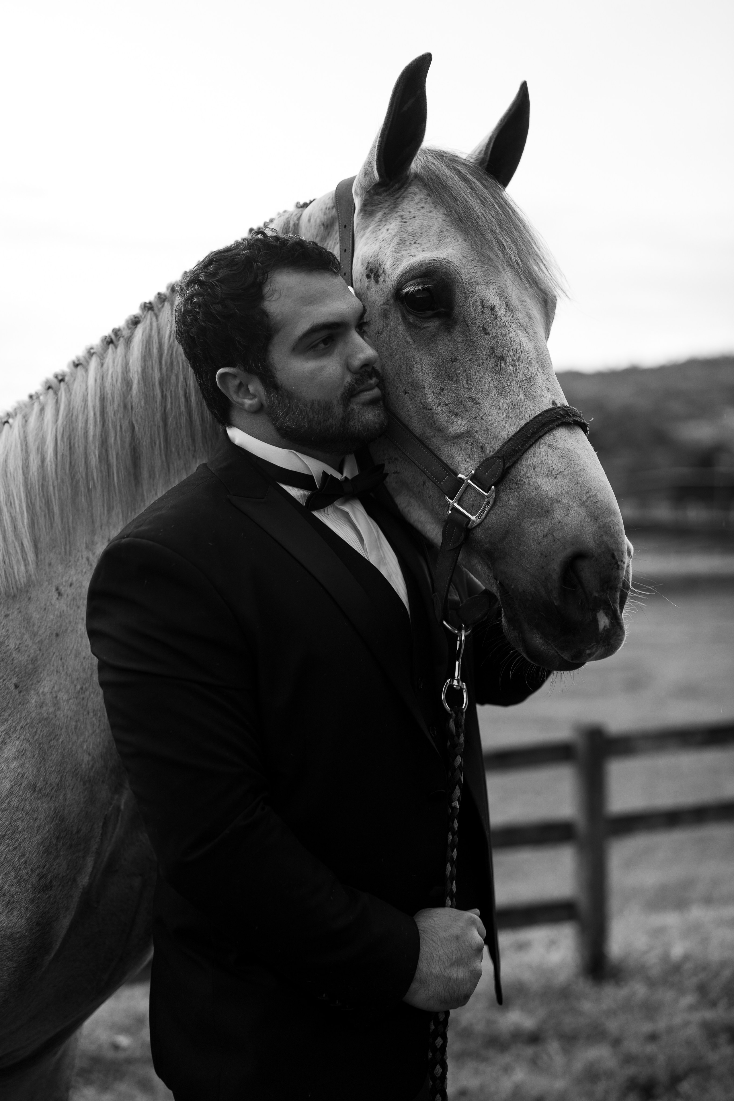Inspiração para ensaio pré-wedding com cavalo e atmosfera cinematográfica. Sara e Rafael escolheram uma sessão com linguagem editorial, composição minimalista e fotografia autoral em Minas Gerais.