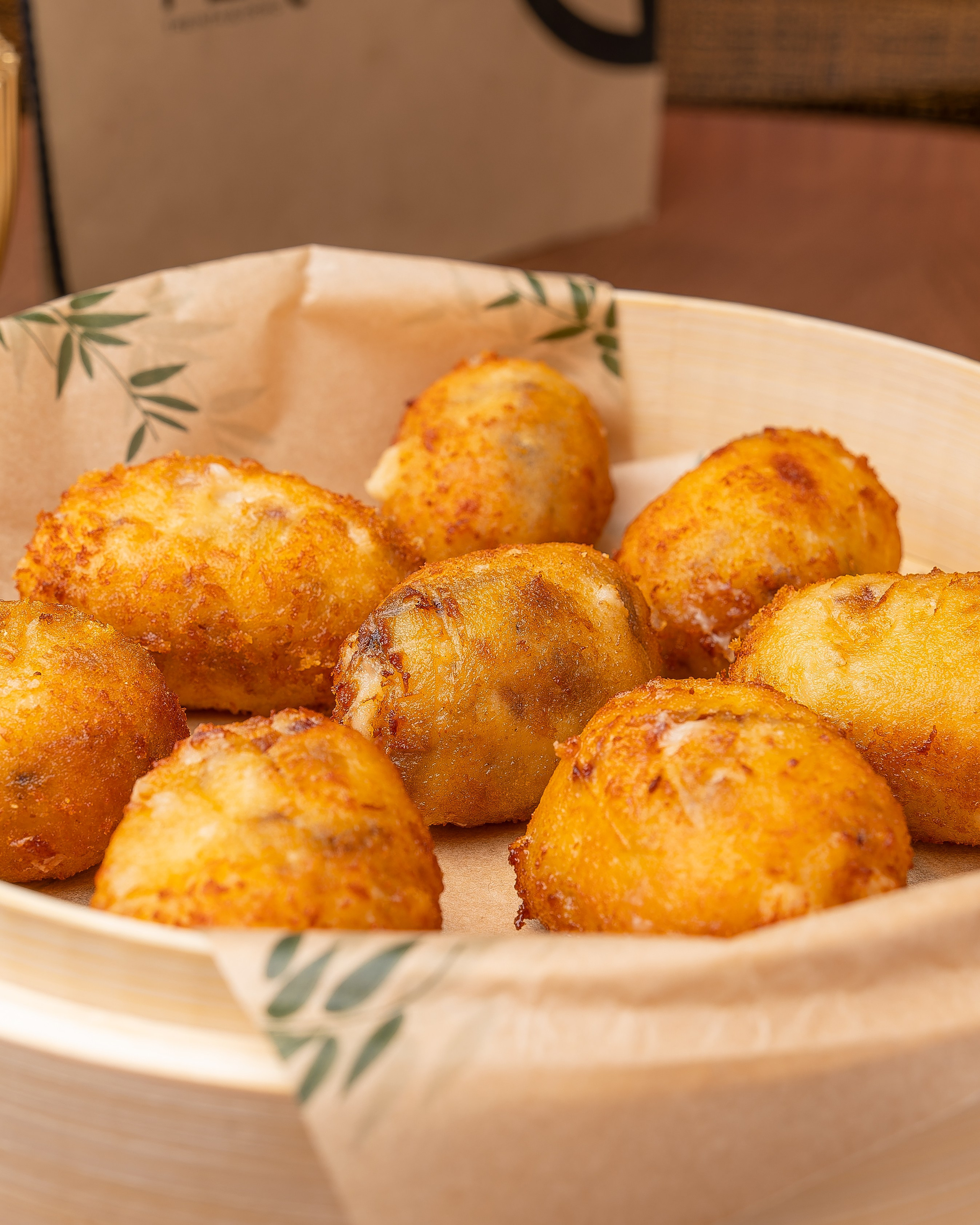 Imagen de comida cuidadosamente emplatada sobre fondo oscuro, capturando detalles y contraste visual.