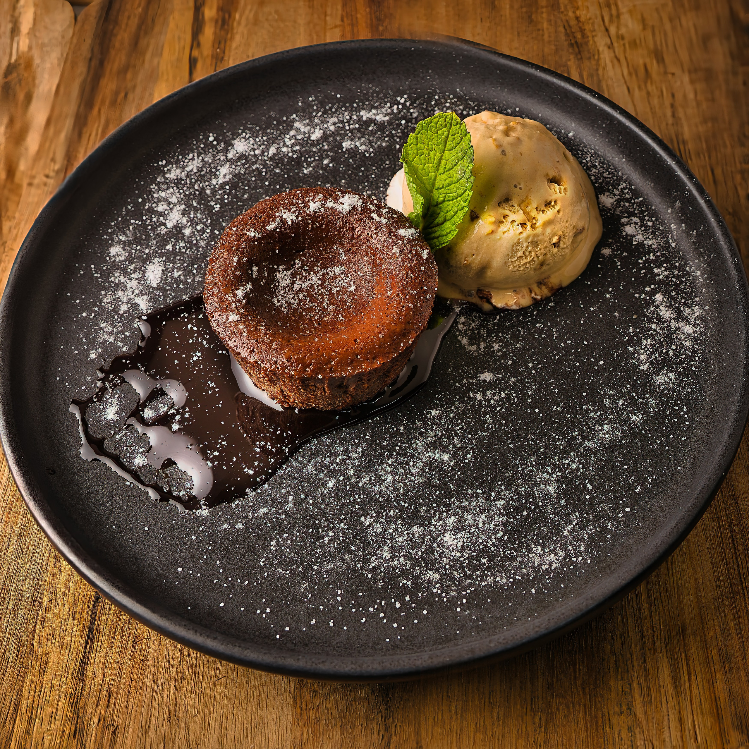 Toma de detalle de un postre con enfoque macro, mostrando textura, brillo y decoración precisa.