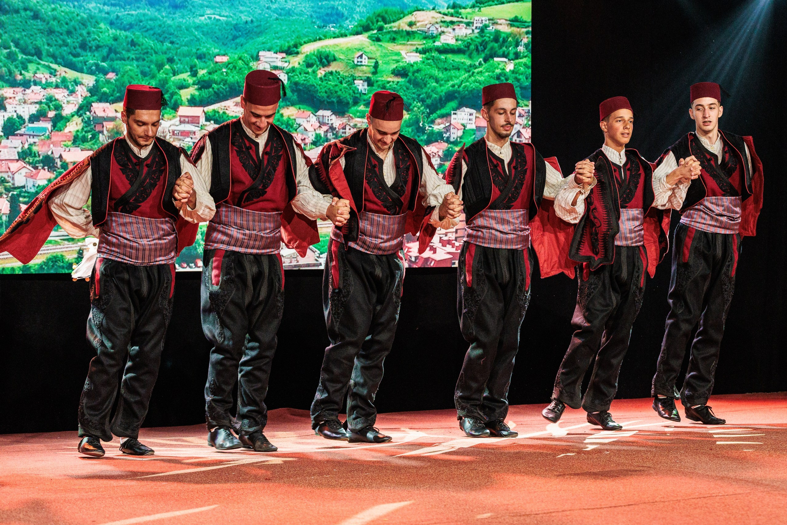 Folklorna fotografija tradicionalnog plesa na festivalu u Tarčinu