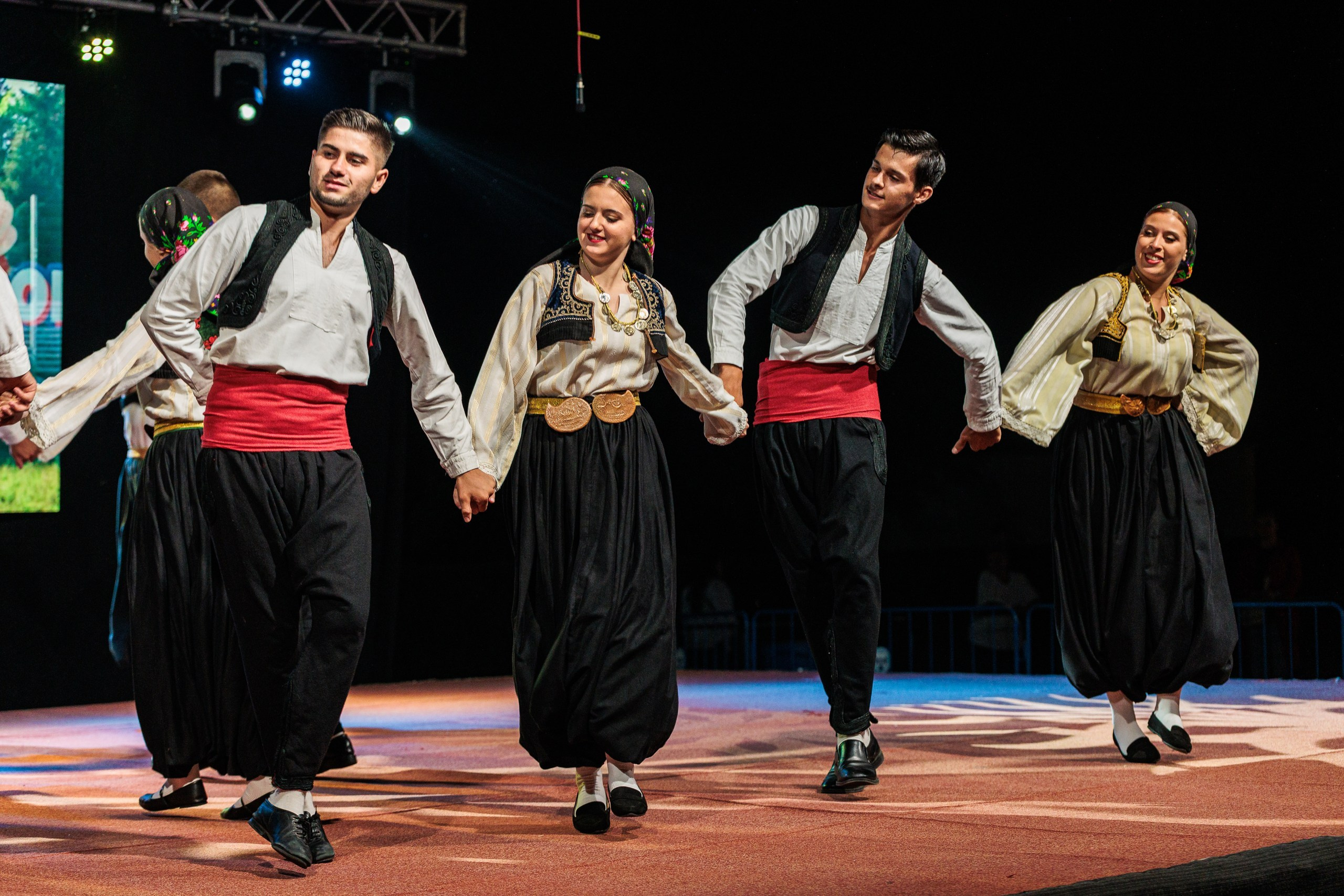 Fotografije sa Internacionalnog festivala folklora Tarčin 2026 – folklorni nastupi, tradicionalni plesovi, narodne nošnje i atmosfera festivala. Folklorna, festivalska i event fotografija Tarčin, Hadžići.