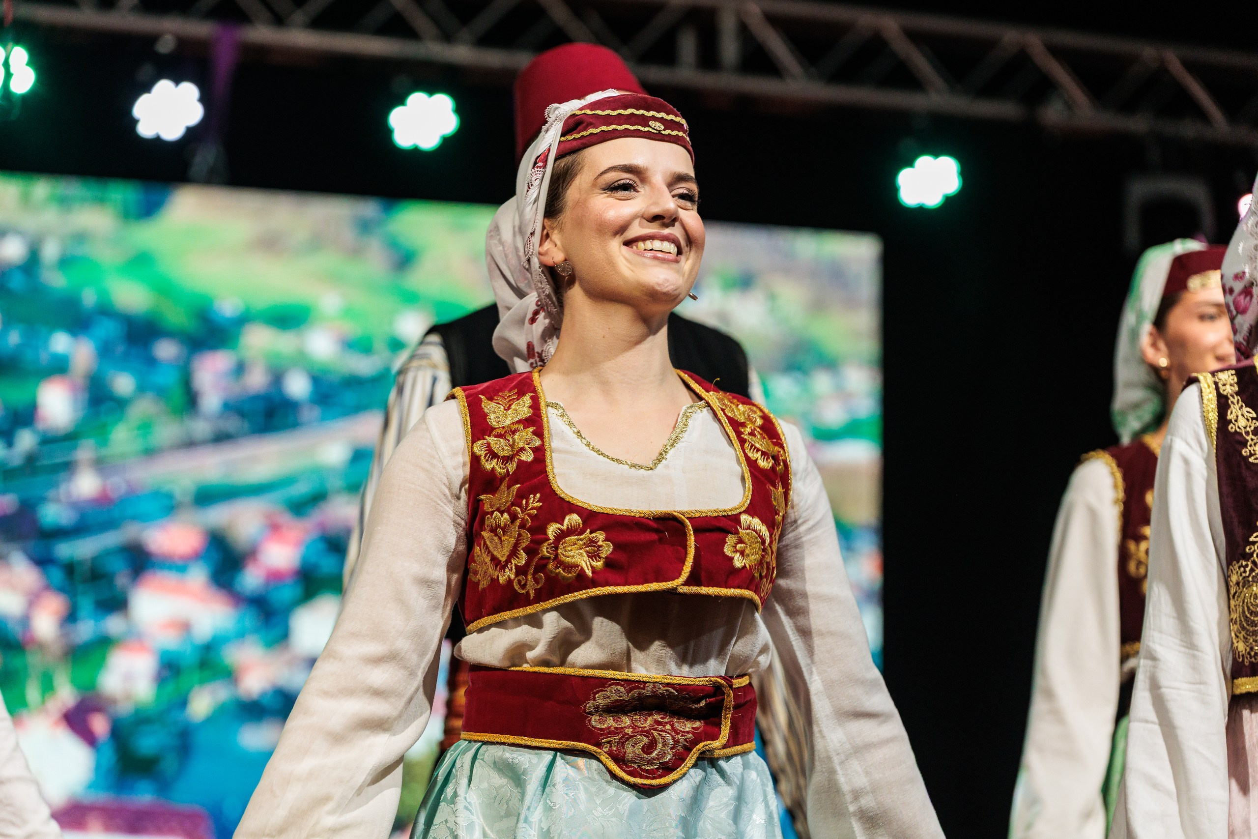 Fotografije sa Internacionalnog festivala folklora Tarčin 2026 – folklorni nastupi, tradicionalni plesovi, narodne nošnje i atmosfera festivala. Folklorna, festivalska i event fotografija Tarčin, Hadžići.