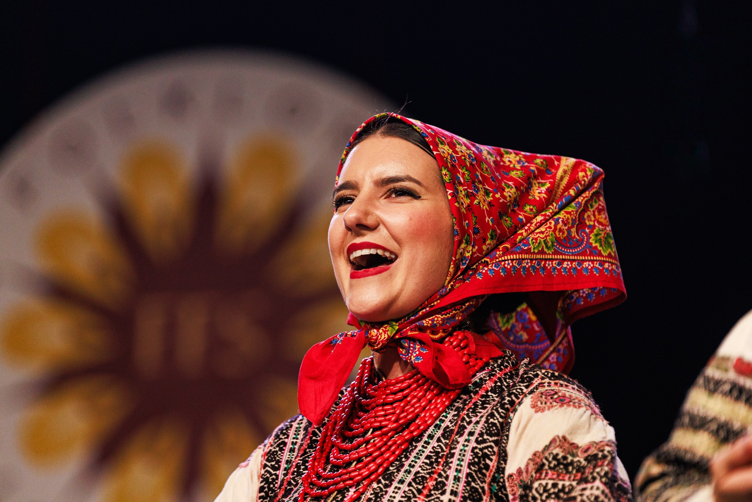 Fotografija folklorne izvođačice u tradicionalnoj narodnoj nošnji s defom – fotografija kulturne baštine i event fotografija Sarajevo 2026.