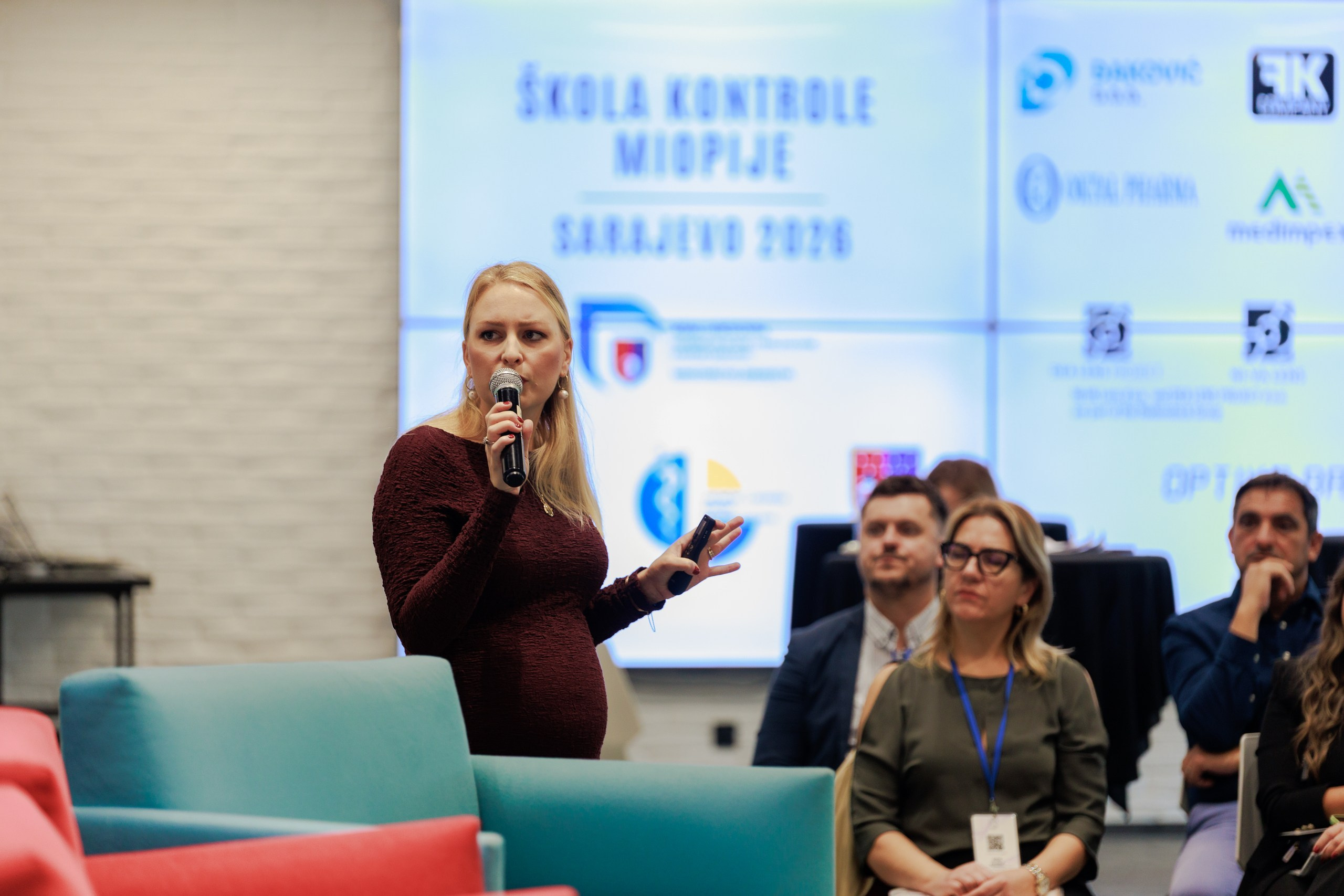 Profesionalno fotografisanje stručne edukacije Škola miopije u Sarajevu, uz fokus na predavanja, učesnike i organizaciju događaja.